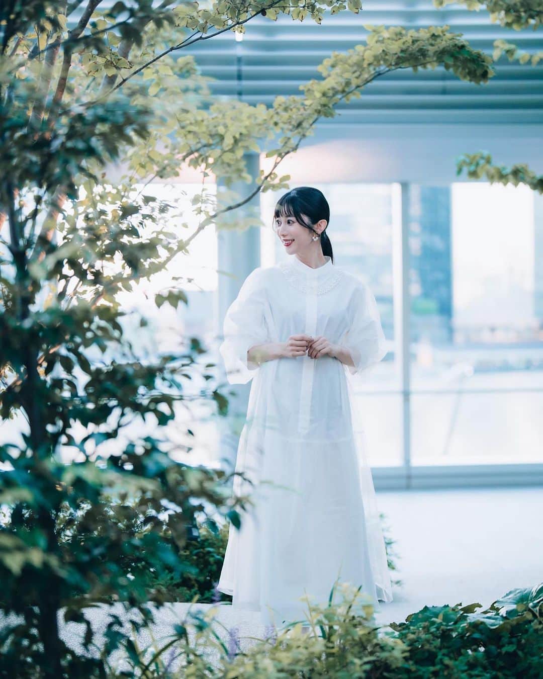 名越涼子さんのインスタグラム写真 - (名越涼子Instagram)「今回の衣装は @muveil_official   白シャツワンピースの上に 白のシフォンワンピが重なるデザイン。 襟元はパールがあしらわれていて パッと華やかな一着。  きちんと見えるけど かっちりしすぎないデザインが好み😋  撮影は @hiroshi__takano  いつもありがとうございます🙏✨  一一一一一一一一一一一一一 #衣装#muveil#白ワンピ #白ワンピース#コーディネート  #ワーママコーデ#シャツワンピ #シャツワンピース#ワーママ #ワーママの日常#アラフォーママ  #アラフォーコーデ」10月20日 0時26分 - nagoshi_ryo