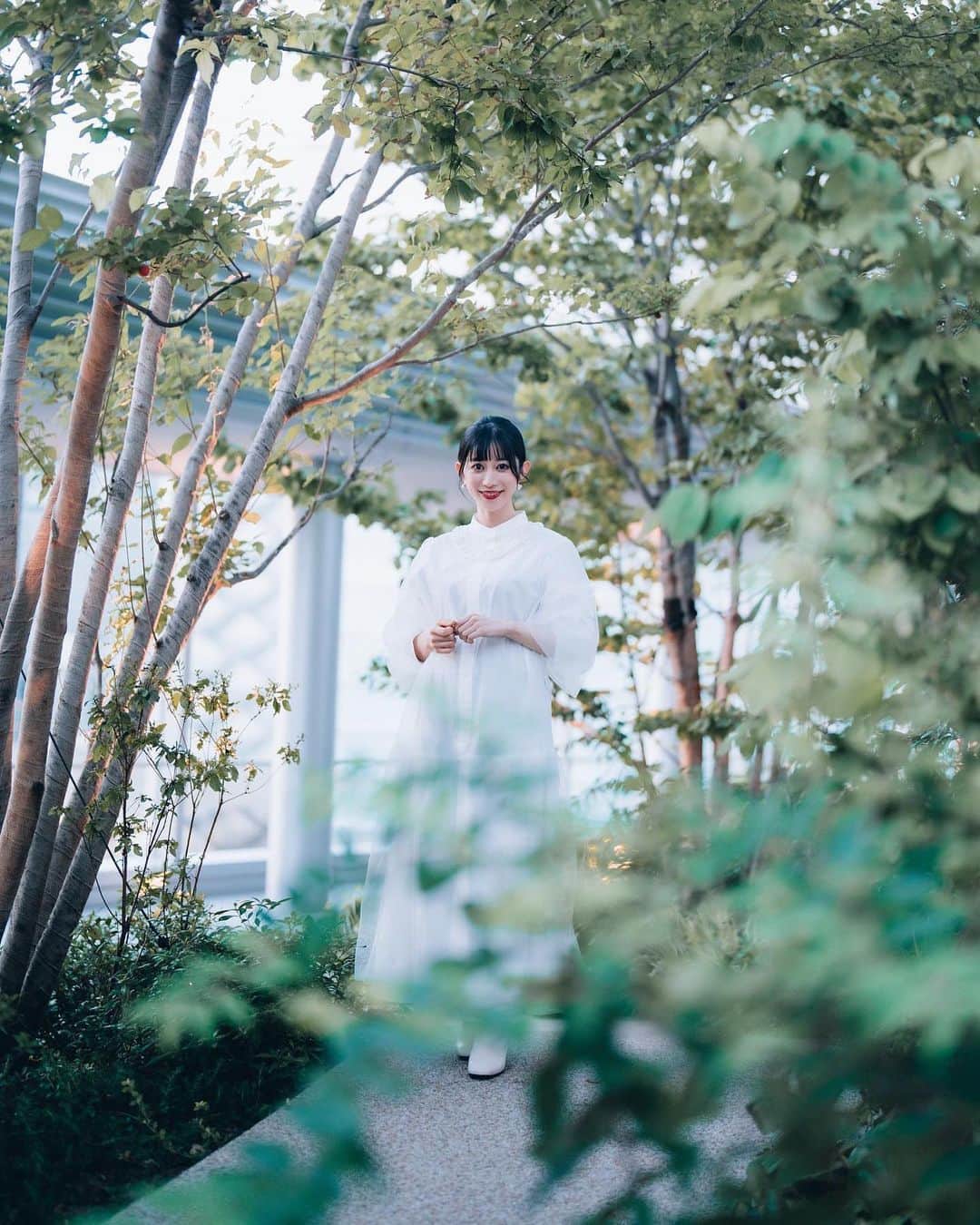 名越涼子のインスタグラム：「今回の衣装は @muveil_official   白シャツワンピースの上に 白のシフォンワンピが重なるデザイン。 襟元はパールがあしらわれていて パッと華やかな一着。  きちんと見えるけど かっちりしすぎないデザインが好み😋  撮影は @hiroshi__takano  いつもありがとうございます🙏✨  一一一一一一一一一一一一一 #衣装#muveil#白ワンピ #白ワンピース#コーディネート  #ワーママコーデ#シャツワンピ #シャツワンピース#ワーママ #ワーママの日常#アラフォーママ  #アラフォーコーデ」