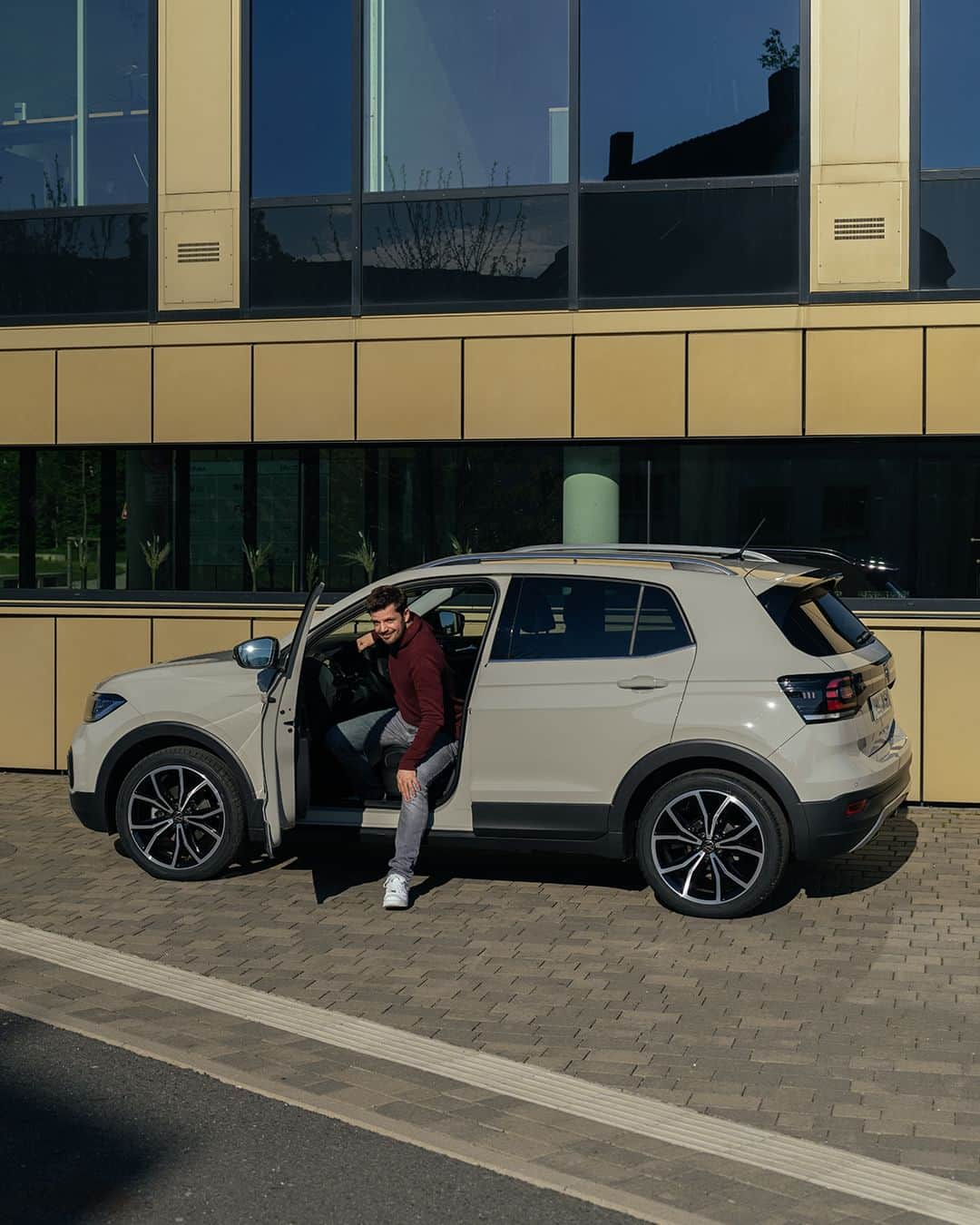 フォルクスワーゲンさんのインスタグラム写真 - (フォルクスワーゲンInstagram)「Off to work! 💼💨 #dailylife #work #vwtcross #volkswagen #vw  The vehicle displayed shows optional equipment.」10月20日 0時30分 - volkswagen