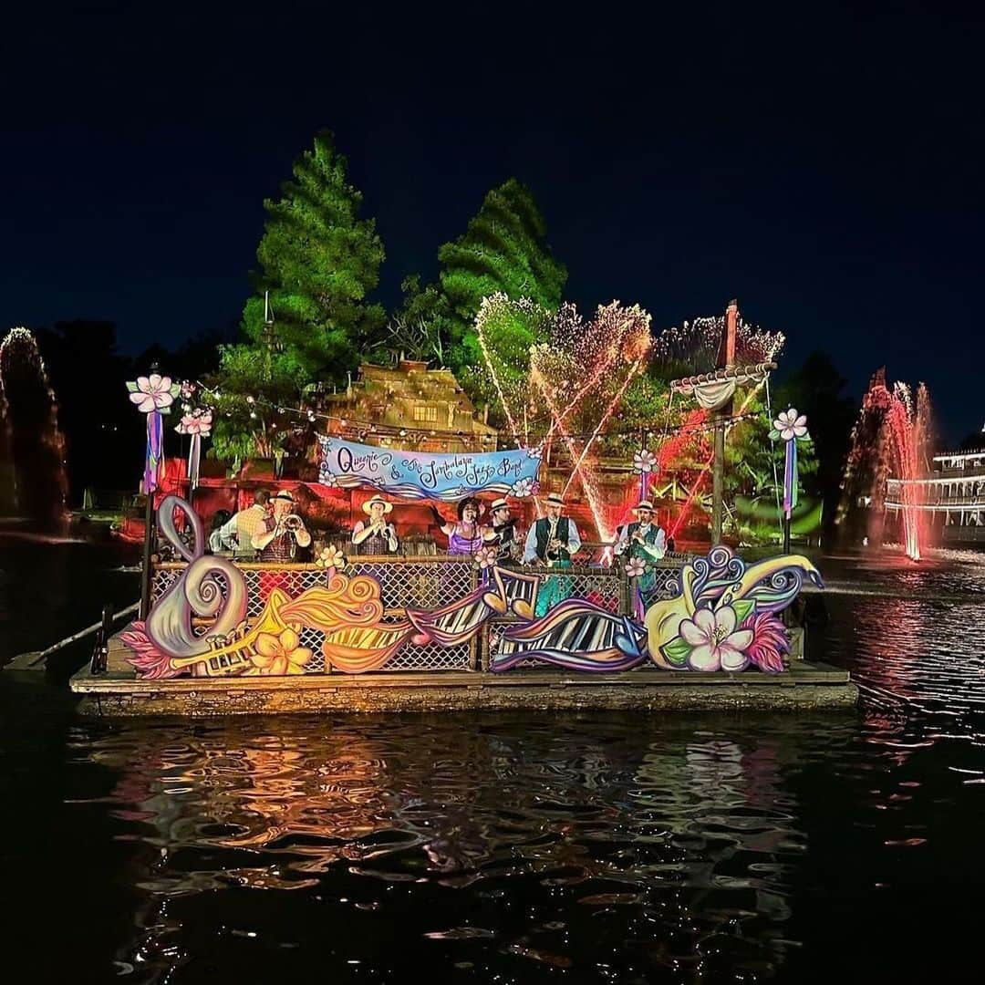 ディズニーランドさんのインスタグラム写真 - (ディズニーランドInstagram)「Enjoy the sounds of New Orleans as Queenie and the Jambalaya Jazz Band 🎺 jazzes up the Rivers of America and stay to enjoy “The Heartbeat of New Orleans - A Living Mural” at #Disneyland. Drop a 🎶 if you’re loving all the tunes of the Bayou! (📸: @rgrrabbit1)」10月20日 0時30分 - disneyland