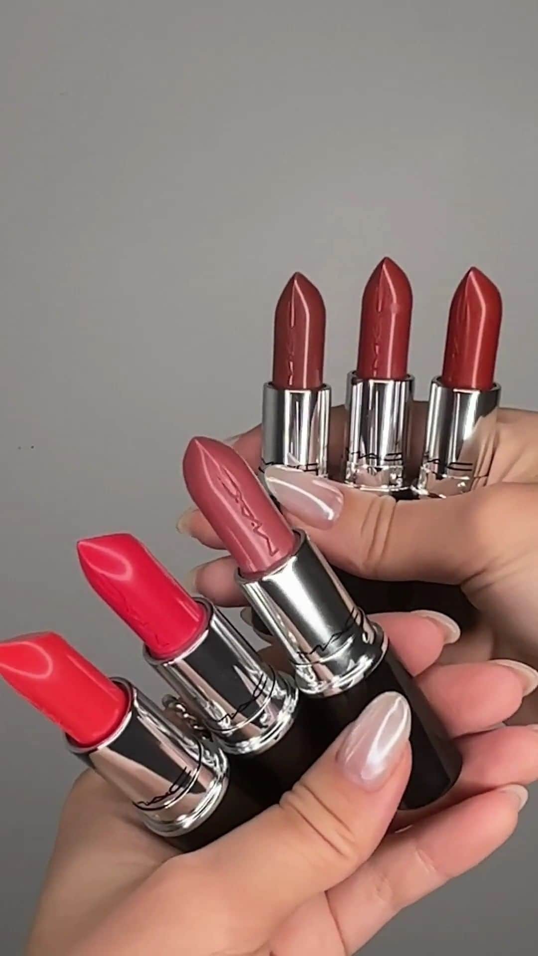 M·A·C Cosmetics Deutschlandのインスタグラム：「It's getting hot 💄🔥 Erlebe Glamour mit unseren MAC Lustreglass Sheer-Shine Lipsticks in 28 Shades! Die cremige Kombination aus Jojoba-, Himbeersamen-, Kokosnuss- und nativem Bio-Olivenöl sowie Sheabutter und Hyaluronsäure pflegt Deine Lippen und spendet sofortige Feuchtigkeit. Für einen unwiderstehlichen Kussmund! 💋」
