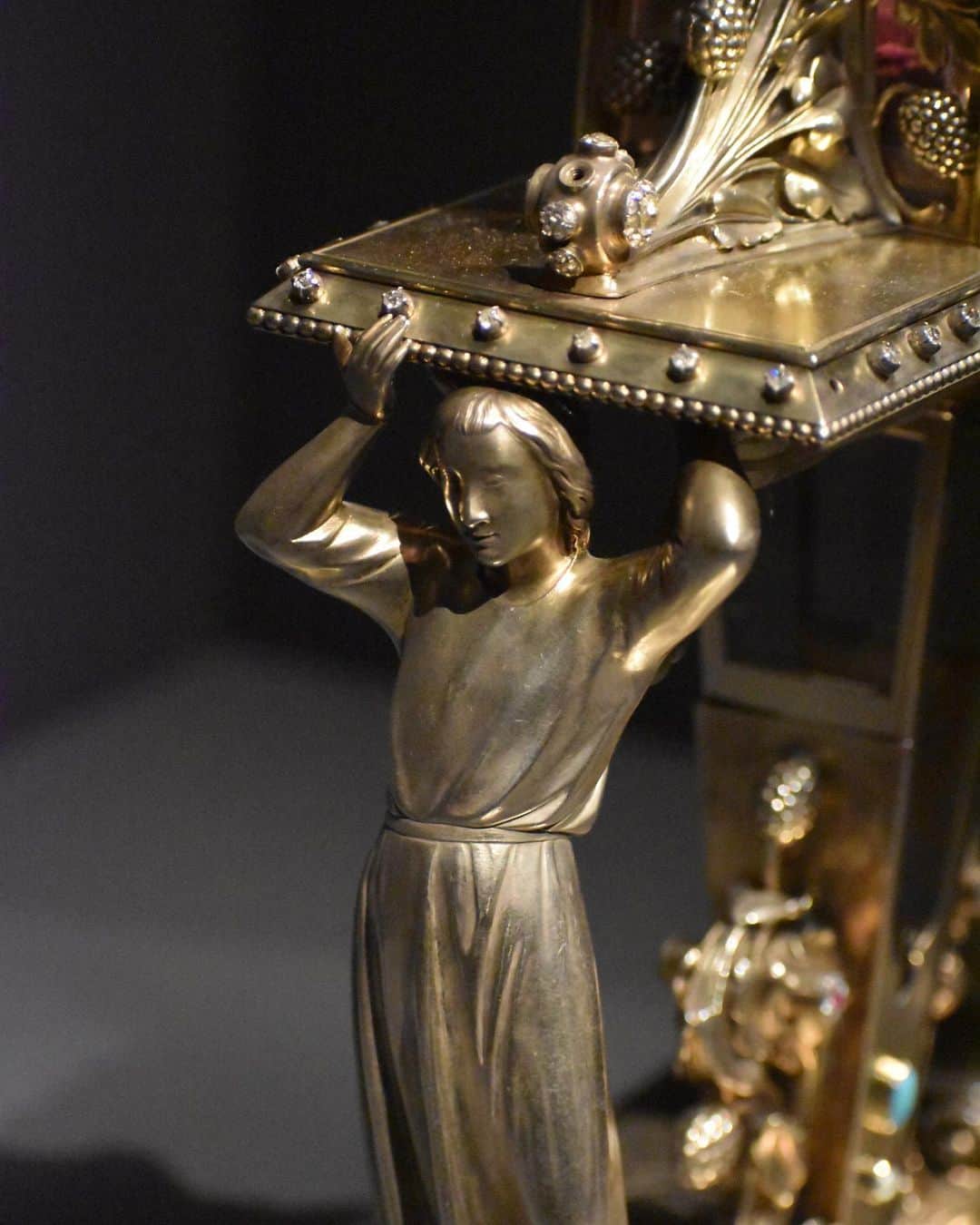 ルーブル美術館のインスタグラム：「. 🇫🇷 L’exposition « Le trésor de Notre-Dame de Paris » a ouvert ses portes ! ✨ - 🕰️ Objets d’art, pièces d’orfèvrerie, vêtements sacerdotaux, manuscrits, dessins et peintures… 120 pièces d’exception sont présentées au #Louvre, retraçant l’histoire tumultueuse – et pourtant méconnue - de ce trésor millénaire. - 👀 Alors que les travaux de restauration de Notre-Dame entrent dans leur dernière phase, venez découvrir ces objets précieux, témoins de l’histoire de France, avant qu’ils ne regagnent la cathédrale à sa réouverture en 2024 ! - 👉 Pensez à réserver votre billet ! (Lien sur notre profil) ∴ 🌍 The exhibition « The treasury of Notre-Dame cathedral » is now open! ✨ - 🕰️ Decorative arts objects, sacerdotal vestments, reliquaries, manuscript books as well as drawings and paintings... 120 exceptional works are on display at the #Louvre, tracing the tumultuous - yet little-known - history of this age-old treasure. - 👀 As restoration work on the cathedral enters its final stage, come and discover these precious artefacts, witnesses to the history of France, before they return to the cathedral when it reopens in 2024! - 📷 © Musée du Louvre / Nicolas Bousser - Dépôt de la Cathédrale Notre-Dame / Direction régionale des affaires culturelles ou association diocésaine . . . #MuséeDuLouvre @archivesnatfr」