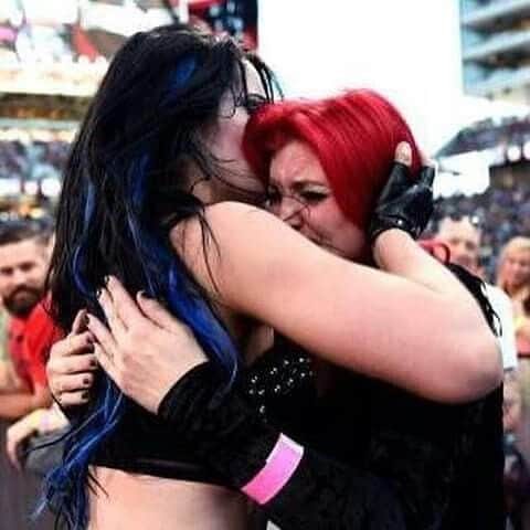 サラヤ・ジェイド・ベヴィスのインスタグラム：「Happy birthday to my sweet Mumma @sarayaknight1910 my best friend since I  made a surprising entrance into the world. Hope you have the best day you ultra babe. Had to put a shitty picture in the mix just to keep ya on your toes but don’t worry I look shitty in it too haha. I love you so much ❤️」