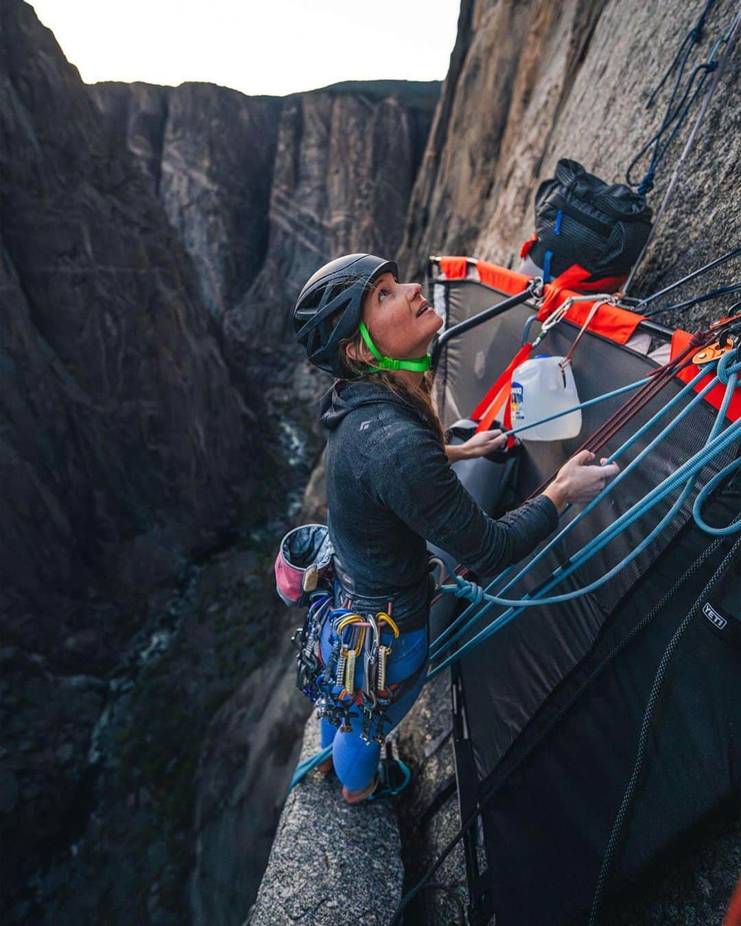 ヘイゼル・フィンドレーさんのインスタグラム写真 - (ヘイゼル・フィンドレーInstagram)「BD Athlete Hazel Findlay sends The Hallucinogen Wall (5.13) in Black Canyon with partner Angus Kille, joining a short list of free ascents. 🔥  “What a great experience with Angus on The Free Hallucinogen Wall, a 500m route in the Black Canyon. I first heard about this route in 2011 from Hansjorg Auer who did the first free ascent in amazing style and it’s been on my radar ever since. We checked out the 2 hardest pitches from the top and tried the rest ground up and we were surprised by the difficulty and the quality of the climbing.   Having not done much trad or big days recently it was a bit of a shock to the system to do such a sustained climb but I switched into gear fairly quickly and we were able to free the route over 2 days. Ideally we would have done it in a day but the crux pitch is right at the top and comes into the sun really early. With no cloudy days on the forecast and hot temps in the sun we decided to go for the sleepover option to maximise time in the shade. I love sleeping on the wall and it was also a chance for us to refresh our wall skills for Yosemite next month. 😊   Feeling very psyched that we got to enjoy such a classic route in this beautiful place.”  📸: @christian_adam_」10月20日 0時33分 - hazel_findlay