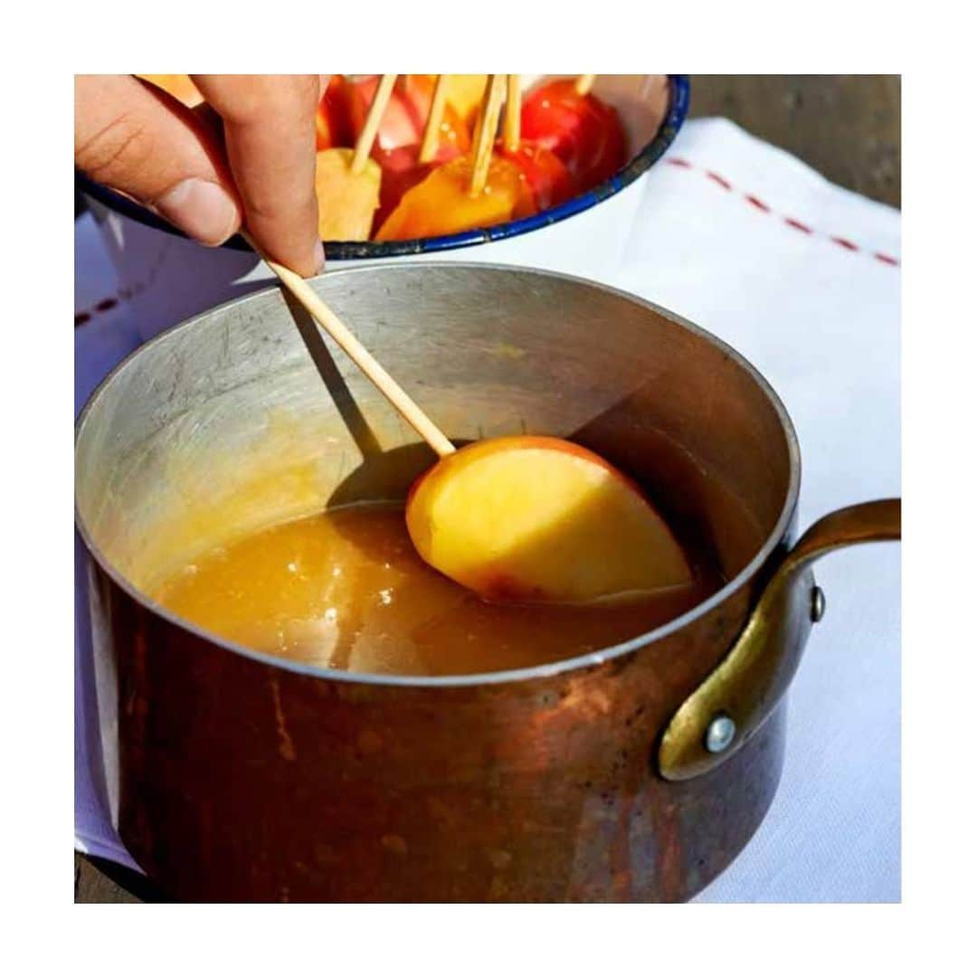 メアリー・マッカートニーのインスタグラム：「APPLE WEDGES WITH CARAMEL DIPPING SAUCE  With the kids on half term and the weather getting colder, it’s the perfect time for this delicious sweet treat x Mary   SERVES 6  INGREDIENTS For the caramel dipping sauce: 200ml agave syrup 400ml plant based cream 1⁄2 teaspoon ground cinnamon For the apple wedges: 4 apples wooden skewers For dipping    METHOD To make the caramel sauce, heat the agave syrup in a medium  saucepan. Bring it to a gentle bubble and then simmer for about 4 minutes then take it off the heat. Be aware not to let it bubble too vigorously as you don’t want it to burn.   Stir in the  cinnamon and cream and brig to a gentle simmer for another minute or two, stirring constantly. Then turn off the heat and pot it to a set of hole and set it aside to allow it to cool while you prep the apples.   Cut the apples into six wedges and cut away any core. Stick wooden skewers into the tops of the apple pieces. Now they’re ready to dip into the sauce.」