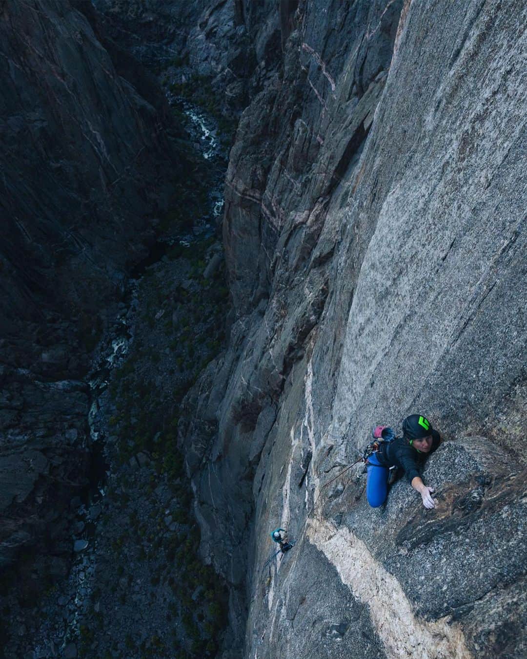 ヘイゼル・フィンドレーのインスタグラム：「BD Athlete Hazel Findlay sends The Hallucinogen Wall (5.13) in Black Canyon with partner Angus Kille, joining a short list of free ascents. 🔥  “What a great experience with Angus on The Free Hallucinogen Wall, a 500m route in the Black Canyon. I first heard about this route in 2011 from Hansjorg Auer who did the first free ascent in amazing style and it’s been on my radar ever since. We checked out the 2 hardest pitches from the top and tried the rest ground up and we were surprised by the difficulty and the quality of the climbing.   Having not done much trad or big days recently it was a bit of a shock to the system to do such a sustained climb but I switched into gear fairly quickly and we were able to free the route over 2 days. Ideally we would have done it in a day but the crux pitch is right at the top and comes into the sun really early. With no cloudy days on the forecast and hot temps in the sun we decided to go for the sleepover option to maximise time in the shade. I love sleeping on the wall and it was also a chance for us to refresh our wall skills for Yosemite next month. 😊   Feeling very psyched that we got to enjoy such a classic route in this beautiful place.”  📸: @christian_adam_」