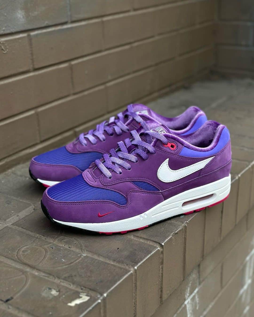 Mr. Tyのインスタグラム：「#newpickup #nikebyyou #airmax1 2 of 4. Achieving a balance in life (and design) is important, so it was mandatory to create a pair for the Summer to counter my black Fall pair. I combined Purple and Ultra Marine shades, along with vibrant Fireberry pops, to for a lively and energetic feel. I opted for the velvet lining again to enhance the overall monochromatic color scheme. I dug into my bag of laces and swapped in a fun washed purple set to complete the shoe.  #am1 #ids #complexkicks #airmax kissmyairs #mynikeids #airmax87 #airmaxone #nikeid #complexkicks #ijustlikeshoes #theshoegame #airmaxalways #mynikeid #crepecity #ファッション #コーティネート」