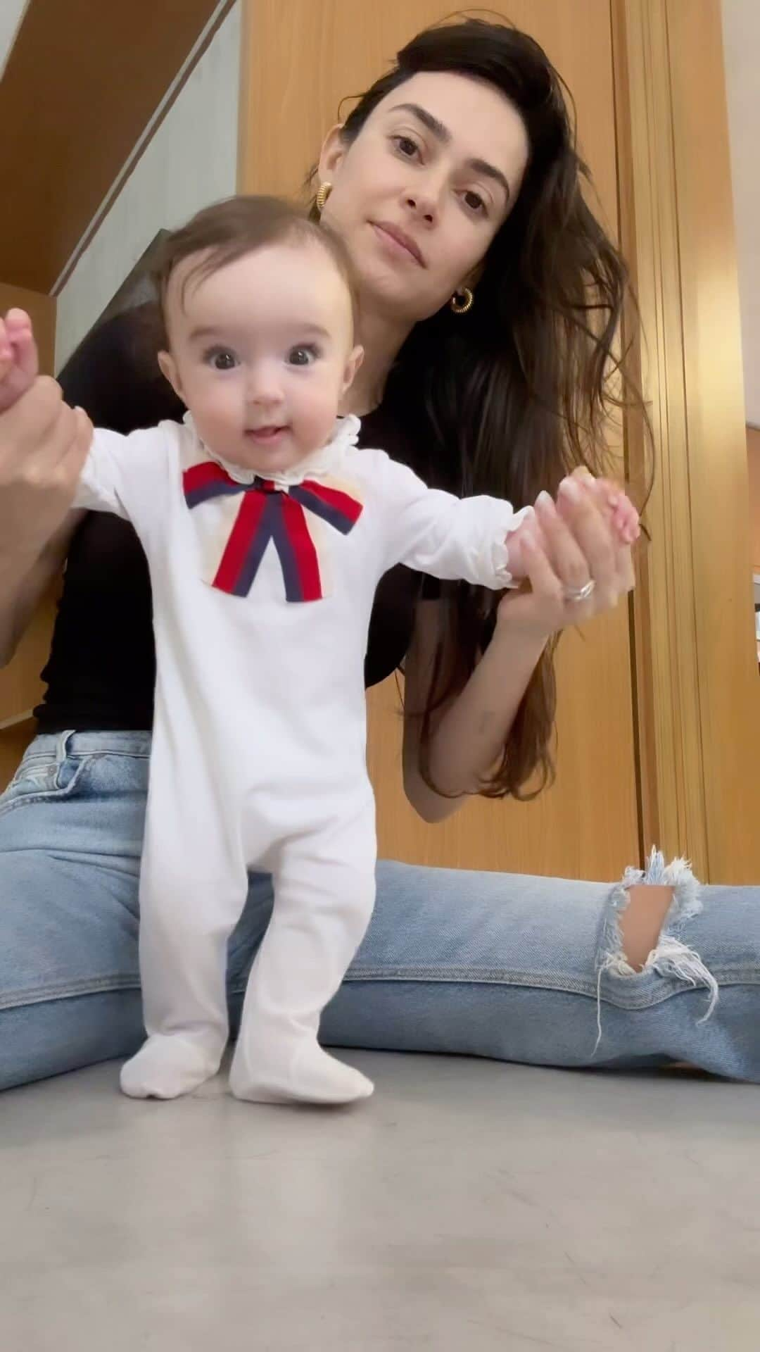 Thaila Ayalaのインスタグラム：「Completou 6 meses como? Andando pela casa toda, não quer saber de outra coisa, fica brabaaa se a gente senta com ela!」