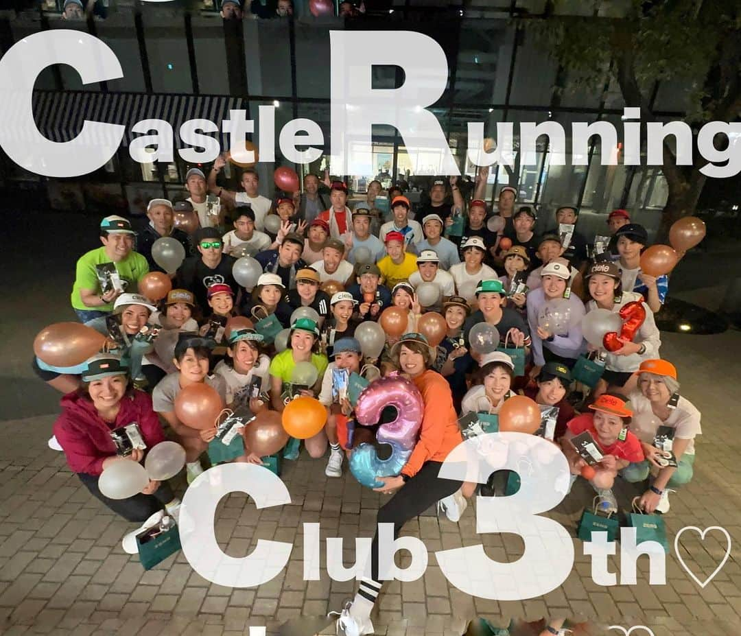 きゃっするひとみーのインスタグラム：「#crc #castlerunningclub   ランニングベース大阪城で開催して、３年が経ちました😭🫶✨❤️❤️  1年目、2年目とどんどん密度が濃くなっていくのを主宰の私は感じてます🥲❤️  月謝制でもないし、ランニングは自由だから面白い！と思ってるので特にチームや応援したい方の制限も設けず。 去る人は追いませんが、きてくれたら盛大に歓迎🫶✨  走り始めた時に感じた 『練習会』のハードルの高さ 『速さだけ』を求められる 『速い人が偉い』違和感  ずっとそういうのがなんでなのだろう。と疑問で。 みんながみんなに優しくて、それぞれの目標や走る楽しみがあって。 仕事も家庭もそれぞれの生活の中で走りにきて、その日の精一杯をだせる場所。 それをみんなで讃えあって、一緒にがんばれる人が集まる場所を作りたいなという想いは当初から変わらない✨ 私がランニングで出会えた仲間がずっと大切で、仕事もランニングになって人生変わったように😂🫶 みんなにも素敵な仲間と出会って、ランニングを通じて毎日がなんか楽しくなってくれたらいいなー☺️  毎月月初の火曜日は、夜の大阪城をゆっくり走って大阪城クイズをしたり、噴水でちょこっとリレーをしたり。 みんなで走ったり、はしるきっかけになれる場所つくりもこれからも変わらない☺️🫶  単身赴任族も多く、新天地に行ってしまったメンバーとも出張先や旅行先で会ったよ！って報告も嬉しい。 私が誘われてない楽しそうな集まりも嬉しい。笑  きゃっするを守る。チームを守る。 そう思ってくれてるみんなの気持ちが嬉しい。😭 （思い込みすぎ？！笑）  大きくはこれからも変わらないと思いますが、大阪城に行けば元気になって帰られる。そんな場所をつくっていきたいです☺️  いつも支えてくれてありがとうございます🫶❤️  また4年目もお祝いしましょう！！！ 最近行ってないなーな皆様もいつでも待ってますよ❤️  3年目は、運良く！！ @alco_international  アルコインターナショナルの階段OLこと。笑　@chiyo5997 ちよさんが来阪も重なり！！ たくさんのメーカーさんの協賛でお祝いできました⭐️⭐️⭐️⭐️⭐️⭐️⭐️⭐️⭐️⭐️  まずは。。 @cieleathletics  シエルーー！🧢もう愛用しすぎているシエルが1人ひとつ。。🫶 たくさんカラーバリエーションありましたが、みんな流石にあってるの選んでたな❤️  ふたつめ。。 @maurten_japan  モルテンジェル！！！まさかの。。まさかのモルテン！！ わたしも勝負レース前は絶対モルテン⭐️ 優しい甘さだからレース中のジェル苦手な人も試してみてほしい！！！！！！  最後は。。 @zenb_japan  広告で見てる人も多いかも！なzenb❤️✨ 今回はバーを✨ グルテンフリーで素材の味を噛み締められる！！！ パスタを食べるのも楽しみ🫶  みわちゃん、ちよさん、わたしの3人が着てるカラフルなウェア @cotopaxi_jp コトパクシ❤️❤️ 京都高島屋にオープンしたのでみんなでお揃いしよ🫶✨」