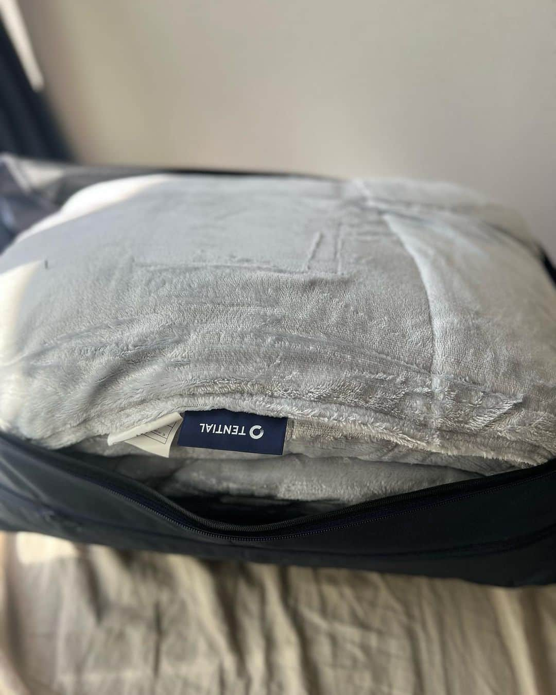 渡邊啓太さんのインスタグラム写真 - (渡邊啓太Instagram)「Good for sleep😴💤  ———  \BAKUNE COMFORTER/ @tential   ———  睡眠時の必需品になっている @tential さんから新商品が登場しました!!!  早速ご提供いただき数日間使用しています💤  大阪でのﾄﾚｰﾆﾝｸﾞｽｹｼﾞｭｰﾙが 夜を基本としているので 睡眠に対して課題を感じています🌃 なので、このような商品は嬉しいです😌  BAKUNE COMFORTERは 1枚で羽毛布団と毛布を掛け合わせたような商品🛌 これ1枚で快適な温度と湿度をキープしてくれます^^  アスリートはもちろんのこと 皆さんにもアスリートのように 日々のコンディショニングをしてみて欲しい‼︎🫡  —— #tential #BAKUNE #BAKUNECOMFOTER #PR #睡眠 #アスリート #日常 #コンディショニング #寝具 #リカバリー #ショートトラック #リハビリ中 #顔晴ろう」10月20日 7時45分 - kwatanabe18