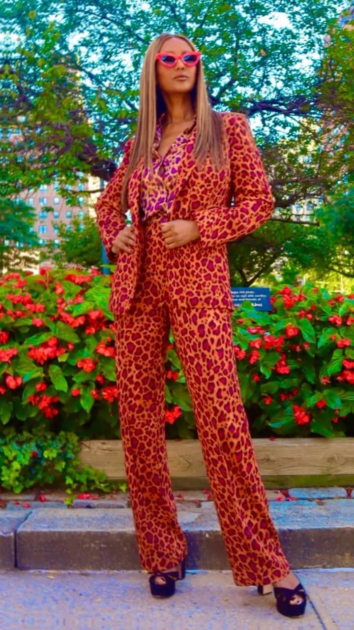 イマン・アブドゥルマジドのインスタグラム：「Wear a suit, but make it feminine! Head to @imanglobalchic for all color ways  Exclusively on @HSN & HSN.com. Link in bio!  #IMANGlobalChic」