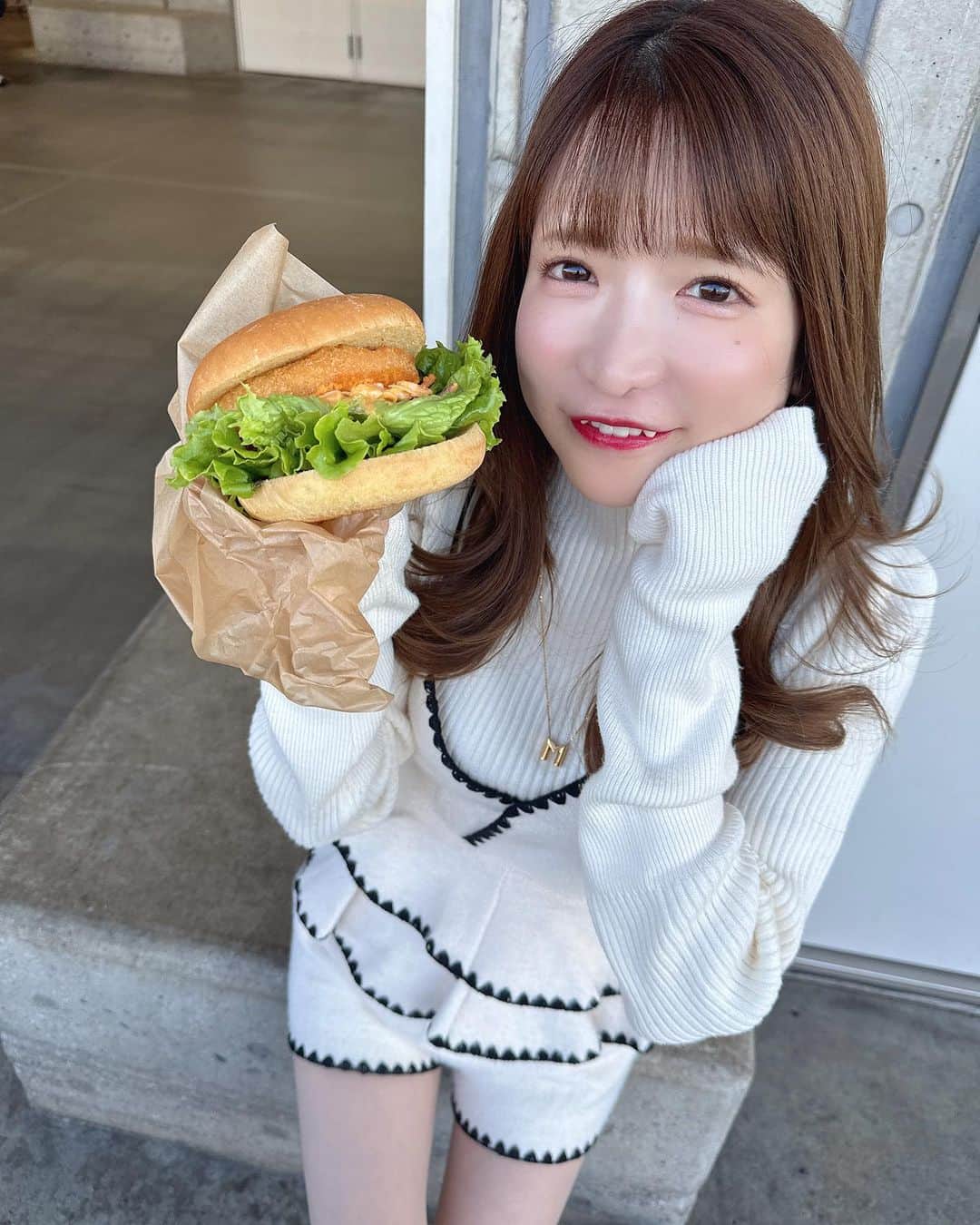 もえのあずきのインスタグラム：「コストコのえびバーガー🫶🏻 #もえあず#大食い#コストコ購入品」