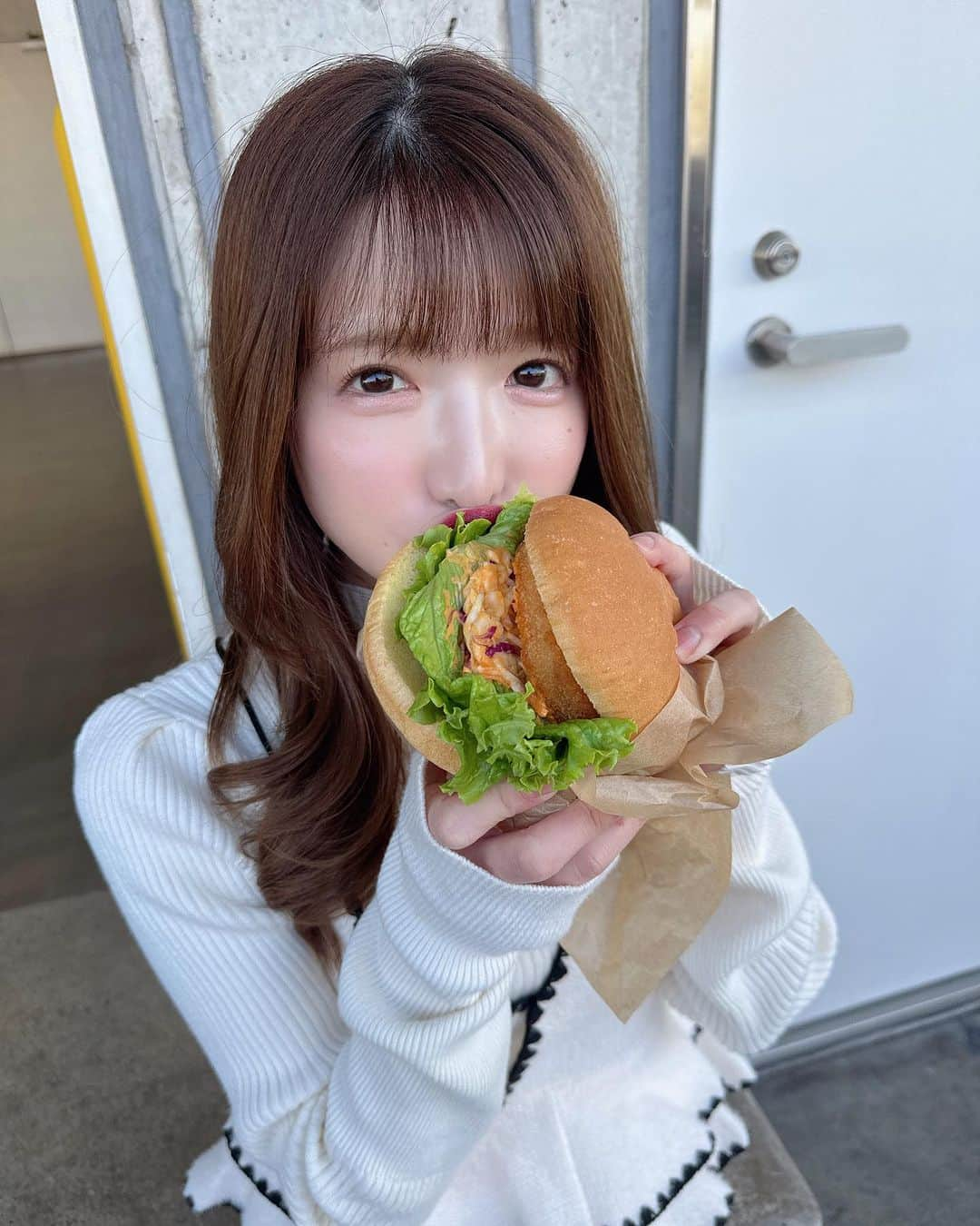 もえのあずきさんのインスタグラム写真 - (もえのあずきInstagram)「コストコのえびバーガー🫶🏻 #もえあず#大食い#コストコ購入品」10月20日 0時44分 - moeazukitty