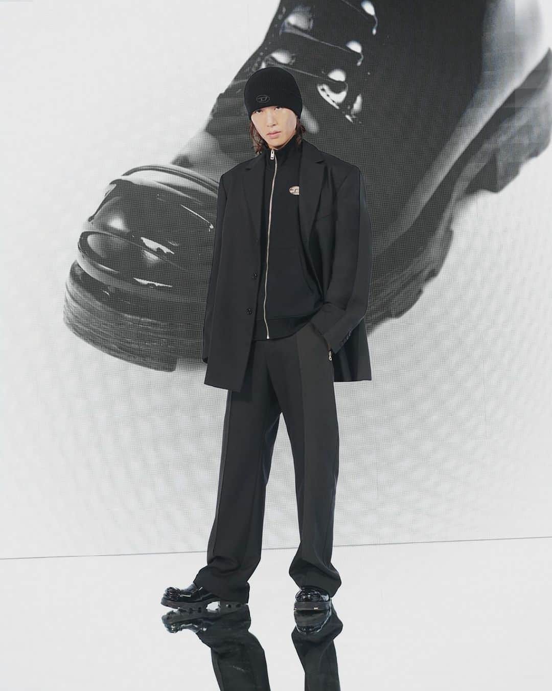 ディーゼルのインスタグラム：「Calm, cool, collected.    Relaxed tailoring combines Diesel’s street edge with a more polished attitude, fusing traditional men’s tailoring with denim, jersey and the Oval D logo. New patent leather lug sole boots molded at the toe with an Oval D emblem finish the look.   Tap to shop and discover more at the link in bio.   #ForSuccessfulLiving #DieselFW23」