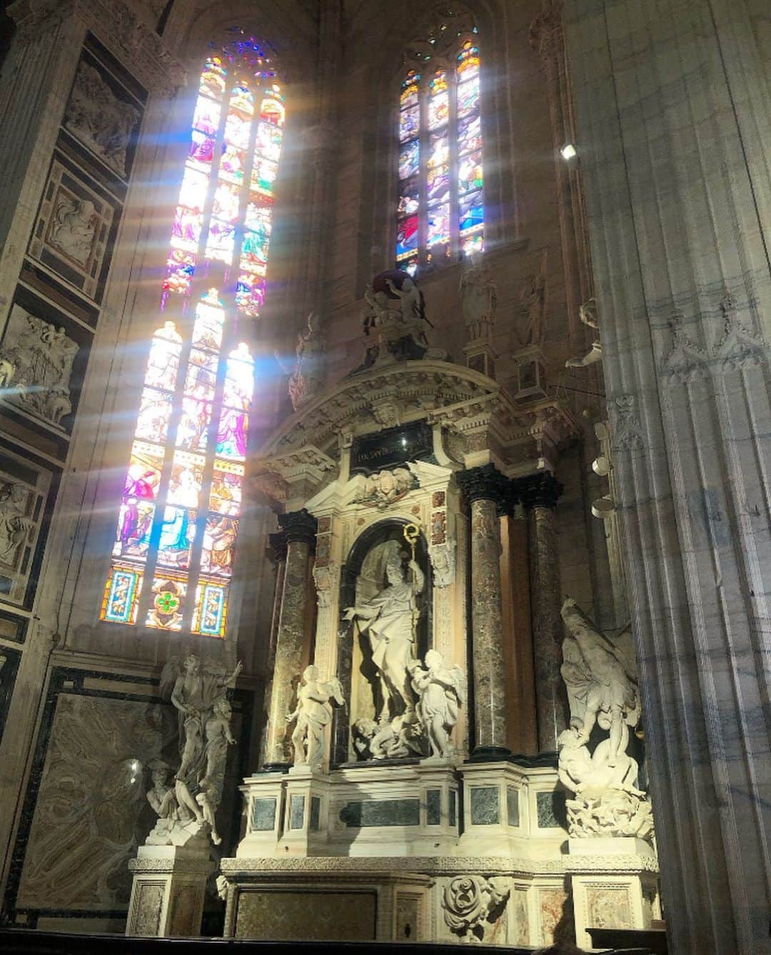 榊山敬代さんのインスタグラム写真 - (榊山敬代Instagram)「🇮🇹… ・ つづき  ヴィットーリオ エマヌエーレ２ 世のガッレリア  を超えて向かいました先は… ドゥオーモミラノ大聖堂の巻  画像では伝わりにくいですが スケールの大きさと迫力には  ただただ圧巻でした  ５００年ほどかけて建てられた とのことで隅々まで細やかに彫 刻やステンドグラスで装飾され  おもわず手を合わせたく なるような厳かな空間で 芸術の源は祈りなど神聖 な心もちが大切なように  ひしひしと心に響く 謙虚なキモチヘと正 してくださいました  また神聖な場所として 膝上の洋服はNGとの ことで教会の中ではス カートの上からストー ルを巻いて鑑賞しまし て肌を隠せない場合は 白いレインコートみた いな羽織を購入します と入館できるそうです  また神聖な場所ですが スリが多いエリアとの ことで鑑賞に夢中にな りすぎないよう注意也  床も大理石にて 多くの方が歩い たエリアは並々 していた感覚も 歴史を感じる時  また教会を出る際に 上を見上げましたら 天井にもこまやかな 装飾が施されていて  はじめからおわりまで 隙のない緊張感でした  教会を出ますと警備の方が 肩をトントンしてきたので 何か注意されてるのかなと おもいましたらなんと褒め てくださっていたとのこと でイタリアの男性はイイネ と思った女性に声をかける 習慣があるとのことでした  ということでこんな時は チャーオーって笑顔で返 すとよいと聞いたのでま た振り返って警備の方を 見たら笑顔で手を振って くださっていたのでコチ ラも早速チャーオ〜とコ ミュニケーションしてみ たのでしたが日本にはな いコミュニケーション哉  ドゥオモの模様は 載せきれないので またリールで制作 して残しておこう かなとおもいます  つづく  #ドゥオーモ #ミラノ大聖堂 #DuomodiMilano  #海外旅行 #旅行 #旅 #ミラノ #Milano #芸術  #アート #ART #travel #人生思い出づくり #毎日がスペシャル  #人生楽しもう #人生一度きり #日本画家 の #外出こんなもん #旅スタグラム #たびすたぐらむ」10月20日 0時56分 - sakakiyamatakayo