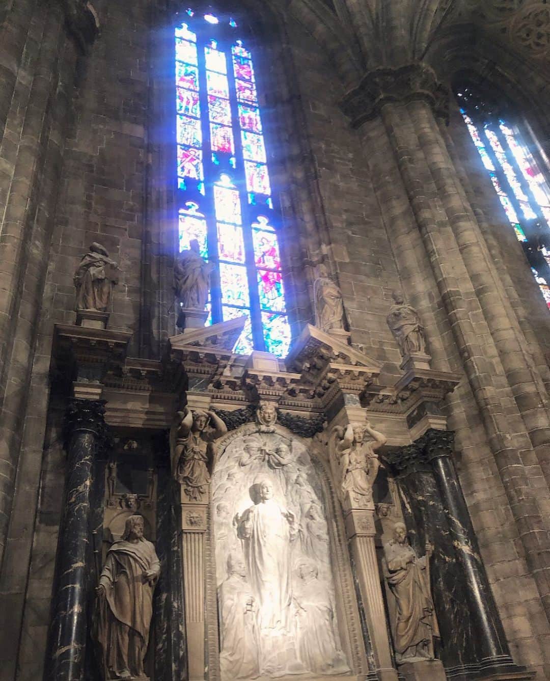 榊山敬代さんのインスタグラム写真 - (榊山敬代Instagram)「🇮🇹… ・ つづき  ヴィットーリオ エマヌエーレ２ 世のガッレリア  を超えて向かいました先は… ドゥオーモミラノ大聖堂の巻  画像では伝わりにくいですが スケールの大きさと迫力には  ただただ圧巻でした  ５００年ほどかけて建てられた とのことで隅々まで細やかに彫 刻やステンドグラスで装飾され  おもわず手を合わせたく なるような厳かな空間で 芸術の源は祈りなど神聖 な心もちが大切なように  ひしひしと心に響く 謙虚なキモチヘと正 してくださいました  また神聖な場所として 膝上の洋服はNGとの ことで教会の中ではス カートの上からストー ルを巻いて鑑賞しまし て肌を隠せない場合は 白いレインコートみた いな羽織を購入します と入館できるそうです  また神聖な場所ですが スリが多いエリアとの ことで鑑賞に夢中にな りすぎないよう注意也  床も大理石にて 多くの方が歩い たエリアは並々 していた感覚も 歴史を感じる時  また教会を出る際に 上を見上げましたら 天井にもこまやかな 装飾が施されていて  はじめからおわりまで 隙のない緊張感でした  教会を出ますと警備の方が 肩をトントンしてきたので 何か注意されてるのかなと おもいましたらなんと褒め てくださっていたとのこと でイタリアの男性はイイネ と思った女性に声をかける 習慣があるとのことでした  ということでこんな時は チャーオーって笑顔で返 すとよいと聞いたのでま た振り返って警備の方を 見たら笑顔で手を振って くださっていたのでコチ ラも早速チャーオ〜とコ ミュニケーションしてみ たのでしたが日本にはな いコミュニケーション哉  ドゥオモの模様は 載せきれないので またリールで制作 して残しておこう かなとおもいます  つづく  #ドゥオーモ #ミラノ大聖堂 #DuomodiMilano  #海外旅行 #旅行 #旅 #ミラノ #Milano #芸術  #アート #ART #travel #人生思い出づくり #毎日がスペシャル  #人生楽しもう #人生一度きり #日本画家 の #外出こんなもん #旅スタグラム #たびすたぐらむ」10月20日 0時56分 - sakakiyamatakayo