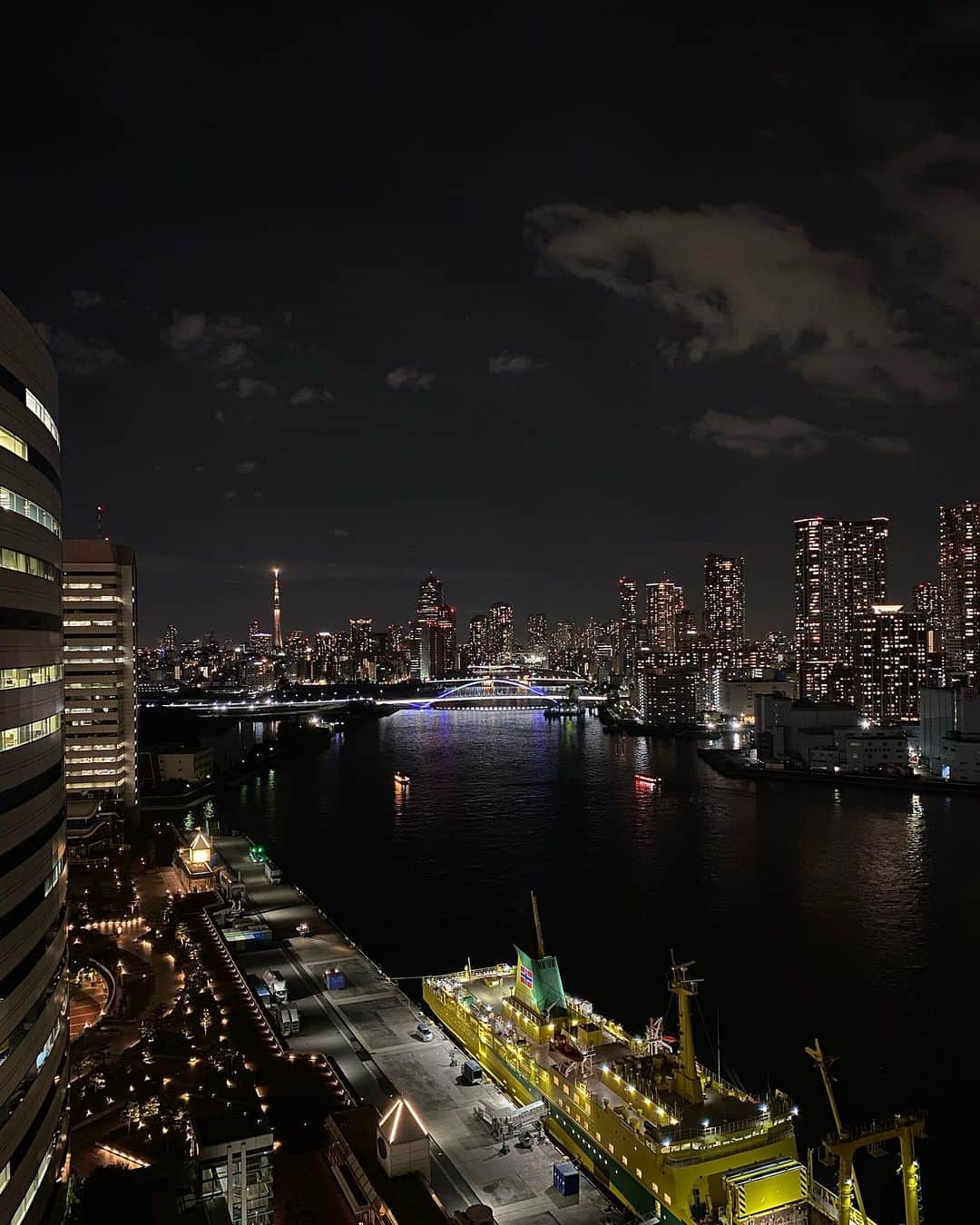 InterContinental Tokyo Bayのインスタグラム：「. エグゼクティブフロア18階からのリバービューの夜景は、『リトルマンハッタン』と称され、東京ならではのビル群と隅田川にかかる橋のイルミネーションを臨むことができます🌃  秋が深まり初冬に向けて空気が澄み、より一層美しい夜景に出会えることができます✨  行き交う屋形船、波止場の作業車、出港を待つ客船を眺めていると、時が過ぎるのを忘れてしまいます。  #intercontinentaltokyobay  #ホテルインターコンチネンタル東京ベイ  #インターコンチネンタル東京ベイ  #リバービュー #隅田川  #riverview #sumidariver  #客船 #屋形船 #橘丸  #夜景 #夜景スポット #夜景撮影  #夜景が綺麗 #夜景好きな人と繋がりたい  #夜景が好き #nightview #nightview🌃  #東京夜景 #tokyonightview」