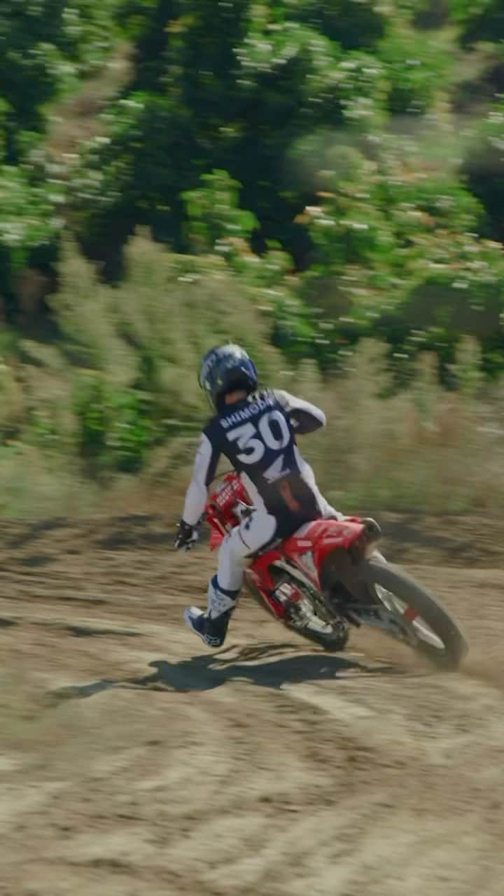のインスタグラム：「Seeing RED 🛑 @JoShimoda @Honda_Racing_US  Team Honda HRC is excited to announce that Jo Shimoda will race a CRF250R during the 2024 and ’25 seasons.  🎥: @PowellDigitalMedia  #MonsterEnergy #Moto #Motocross #Race #Motorsport」