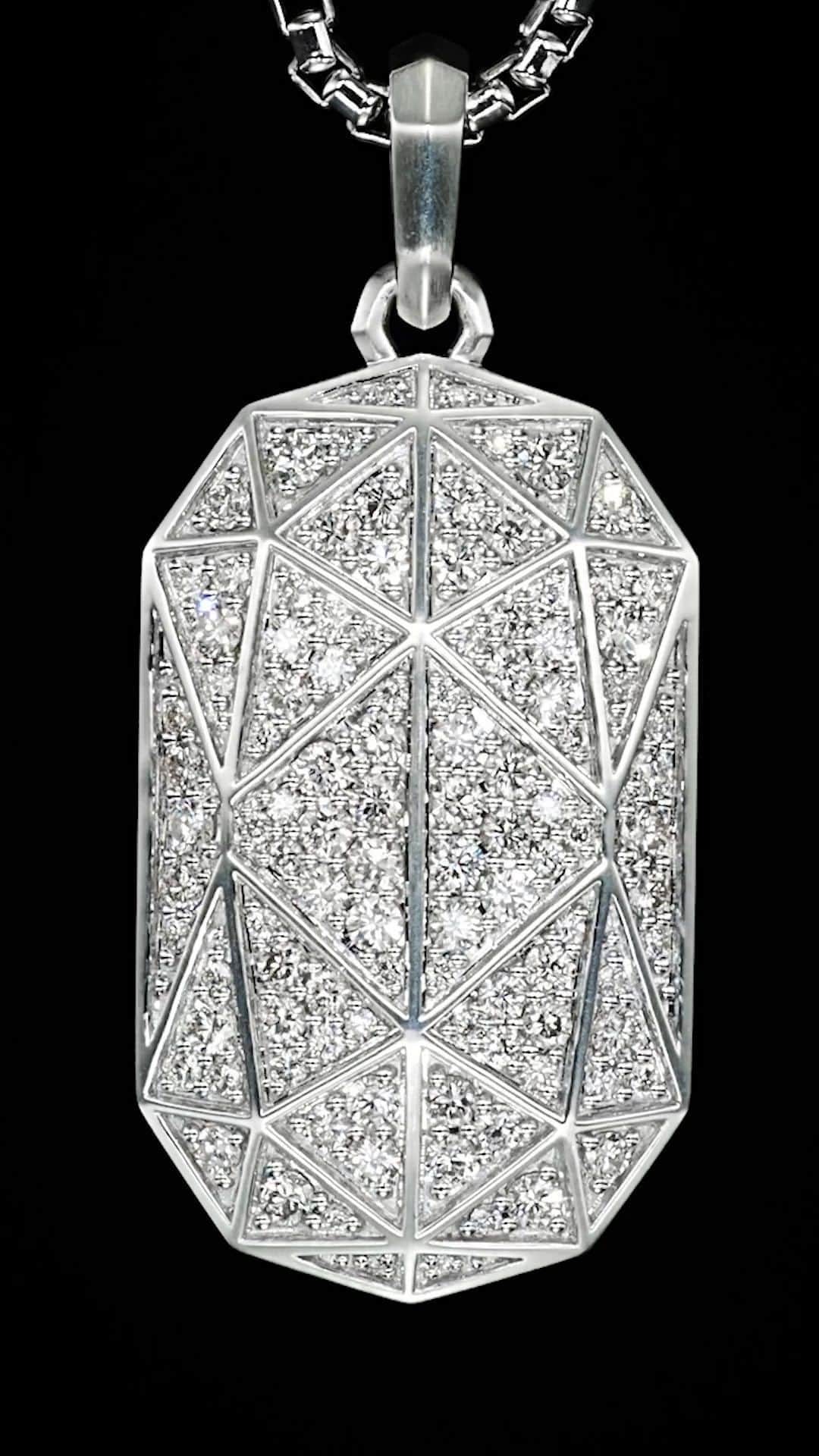 のインスタグラム：「Introducing the Faceted amulet. Modern architecture inspires sleek lines accented with meticulously hand-set pavé diamonds—a brilliant conversation starter.   #DavidYurman #DYFaceted」