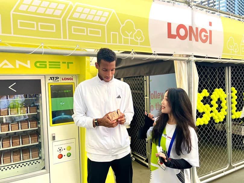 フェリックス・オジェ＝アリアシムのインスタグラム：「Proud to say I am playing for a greener planet 🌱🎾 Great to visit @longi_solar here at the @kinoshitagroupjapanopen ☀️  PLAN GET aims to create a healthy and sustainable environment for our planet while enabling everyone to enjoy a low-carbon lifestyle  @atptour | #LONGi | #PLANGET」