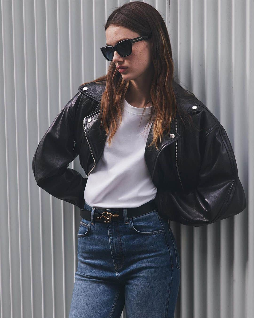 バネッサ・ブリューノのインスタグラム：「Jeans and a white tee in a “French girl” kind of way. Our Benito jeans with our Bless leather jacket and pointed-toe kitten heels.    #vanessabruno」