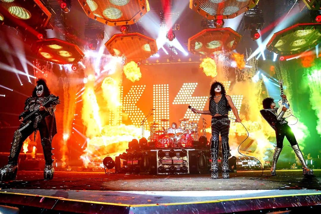 KISSのインスタグラム：「#Cincinnati! Tonight's our final time together. So make some noise & let US hear YOU! #EndOfTheRoadTour」