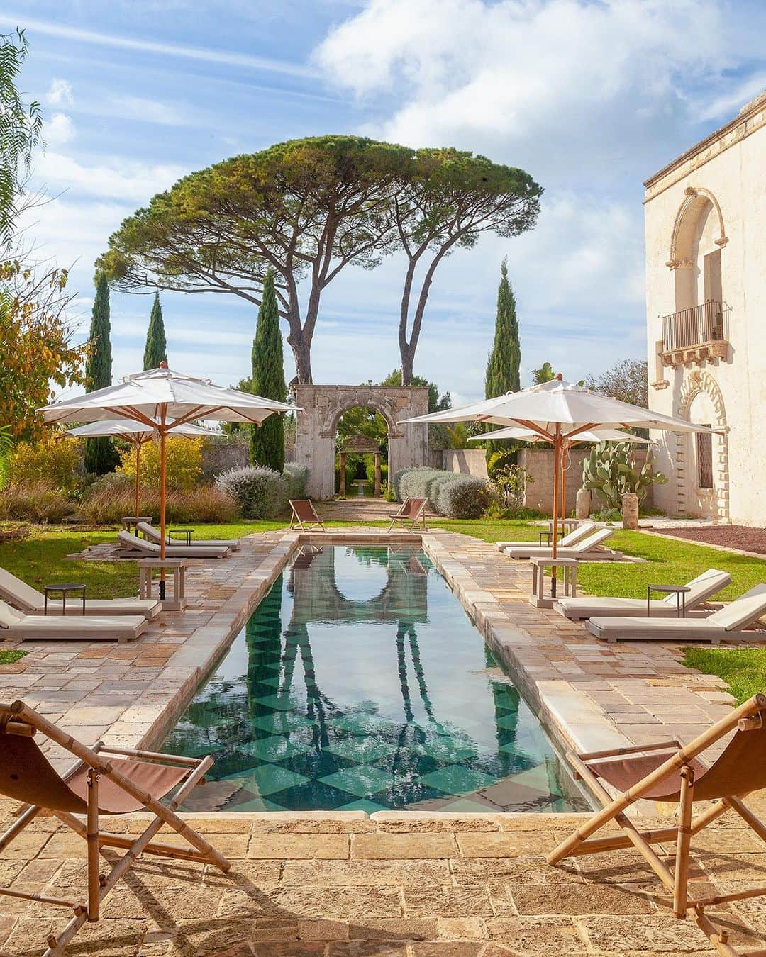 のインスタグラム：「@thethinkingtraveller knows how to uncover hideaways! 🏰 Casino Doxi Stracca in Puglia, Italy is certainly a hidden paradise worth booking. 🇮🇹 This impressive aristocratic home dates back to the 18th century and sleeps 14 guests across seven bedrooms, so there’s plenty of room for your nearest and dearest! ✨  📽 @thethinkingtraveller 📍 Casino Doxi Stracca (Alezio), Lecce, Puglia, Italy」
