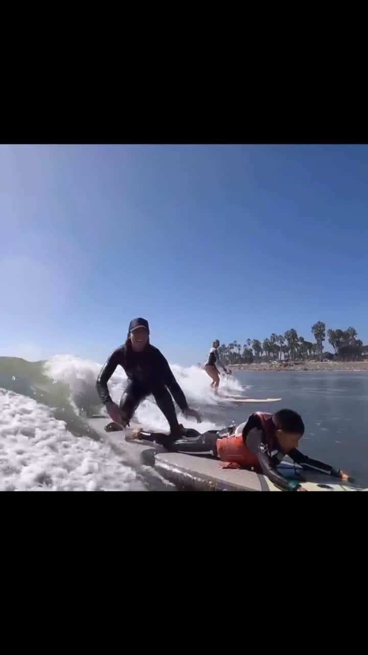 コートニー・コンローグのインスタグラム：「Always a party wave with the @awalkonwater fam 📷 @_thegreencastle_」