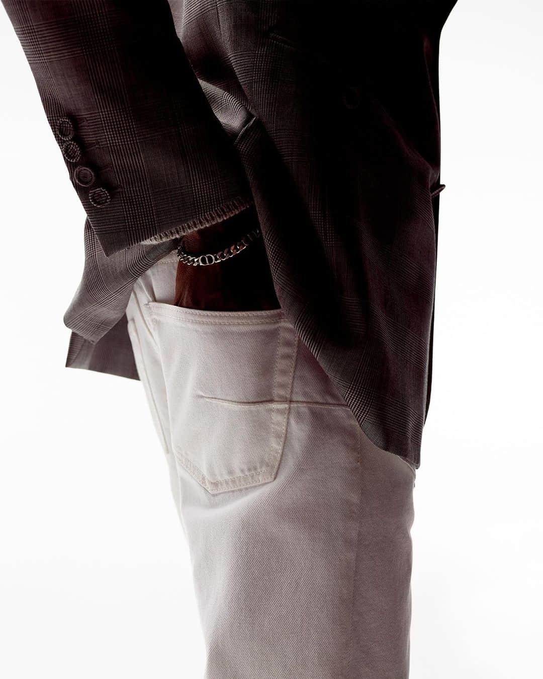 クリスチャンディオールさんのインスタグラム写真 - (クリスチャンディオールInstagram)「Crafted from eco-friendly cotton in irresistible shades of indigo, gray and black, blending sustainability and style, the new Dior Denim capsule designed by @MrKimJones for #DiorSpring24 elevates workwear-inspired wardrobe staples with refined heritage nods. Back pockets sport the "Dior" signature delicately embossed on leather patches, while the iconic #DiorOblique motif lends subtle graphic impact to linings. Discover more on our website via the link in bio.」10月20日 1時07分 - dior