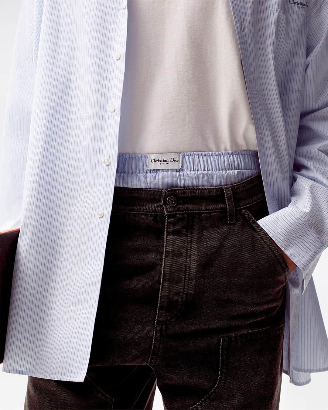 クリスチャンディオールさんのインスタグラム写真 - (クリスチャンディオールInstagram)「Crafted from eco-friendly cotton in irresistible shades of indigo, gray and black, blending sustainability and style, the new Dior Denim capsule designed by @MrKimJones for #DiorSpring24 elevates workwear-inspired wardrobe staples with refined heritage nods. Back pockets sport the "Dior" signature delicately embossed on leather patches, while the iconic #DiorOblique motif lends subtle graphic impact to linings. Discover more on our website via the link in bio.」10月20日 1時07分 - dior
