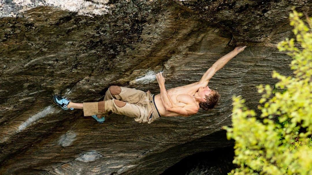 アレックス・メゴスのインスタグラム：「Vingsand bouldering video is out on YouTube now!  Check out some of Norways finest bouldering. It's not very well known, but definitely world class!  Link to the video in my bio!  @patagonia_climb @petzl_official @tenayaclimbing @frictionlabs @physivantage @fazabrushes @tempehmanufaktur @cacaocrudo #stylefirst #carrotsforpower」