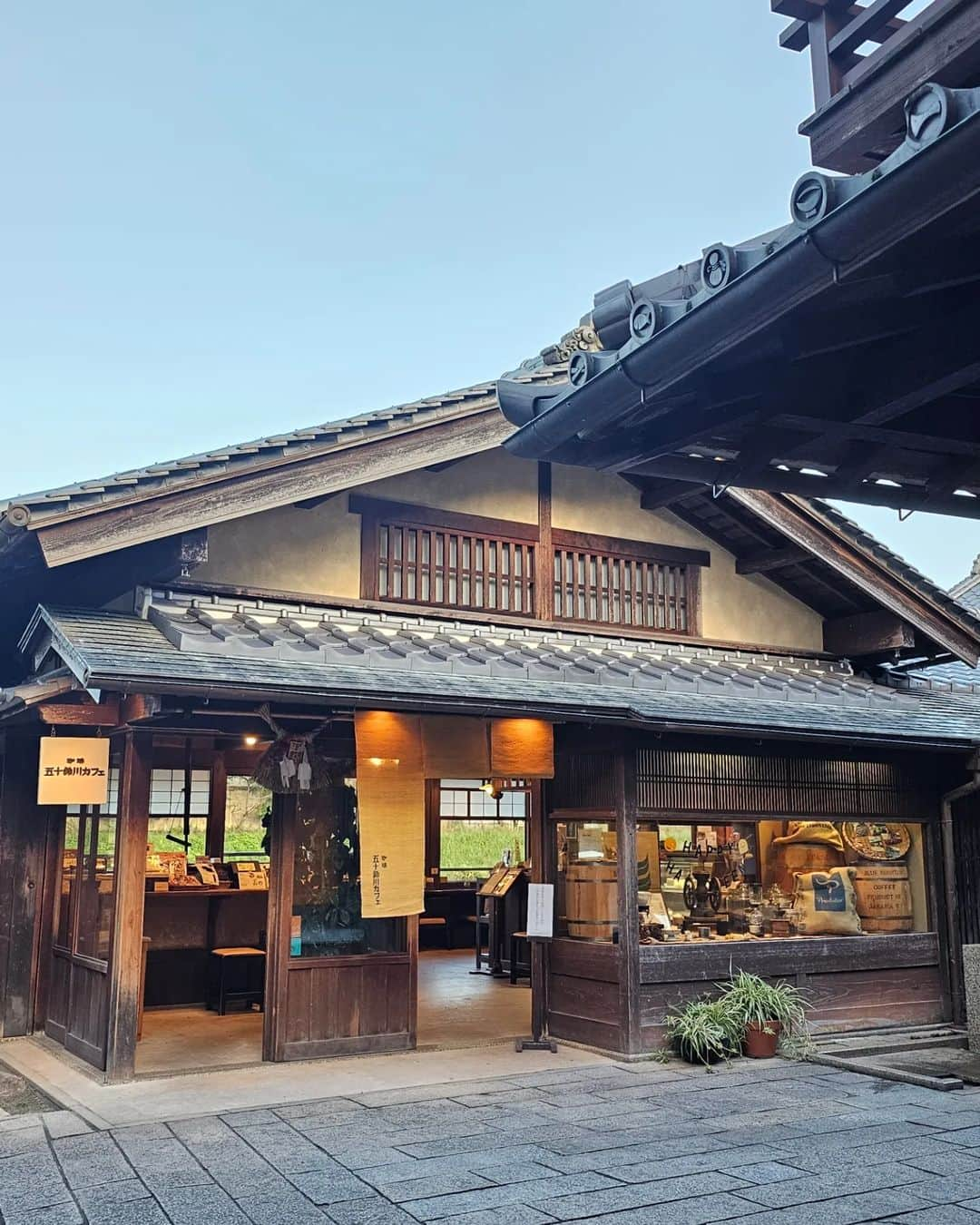 杉山由紀子のインスタグラム：「📍五十鈴川カフェ (伊勢神宮 おかげ横丁)  こちらで最後の投稿👌 最後はここでゆっくりカフェタイム♡♡♡  川沿いでとても可愛い珈琲やさん☕  どこを切り取っても最高な本当に素敵な伊勢旅でした♥️  他の投稿は ⏩ #yukiko__trip ⏩ @yukikosugiyama 良かった投稿にはいいね( ｀・∀・´)ﾖﾛｼｸ🎶  #伊勢 #伊勢神宮 #三重県 #神社巡り #内宮 #外宮 #運 #縁 #氣 #ise #isejingu #jingu #おかげ横丁 #伊勢神宮おかげ横丁 #travel #伊勢神宮参拝 #三重県 #ご当地 #豆腐 #あなご #伊勢ごはん #伊勢グルメ #伊勢ランチ #伊勢旅行」