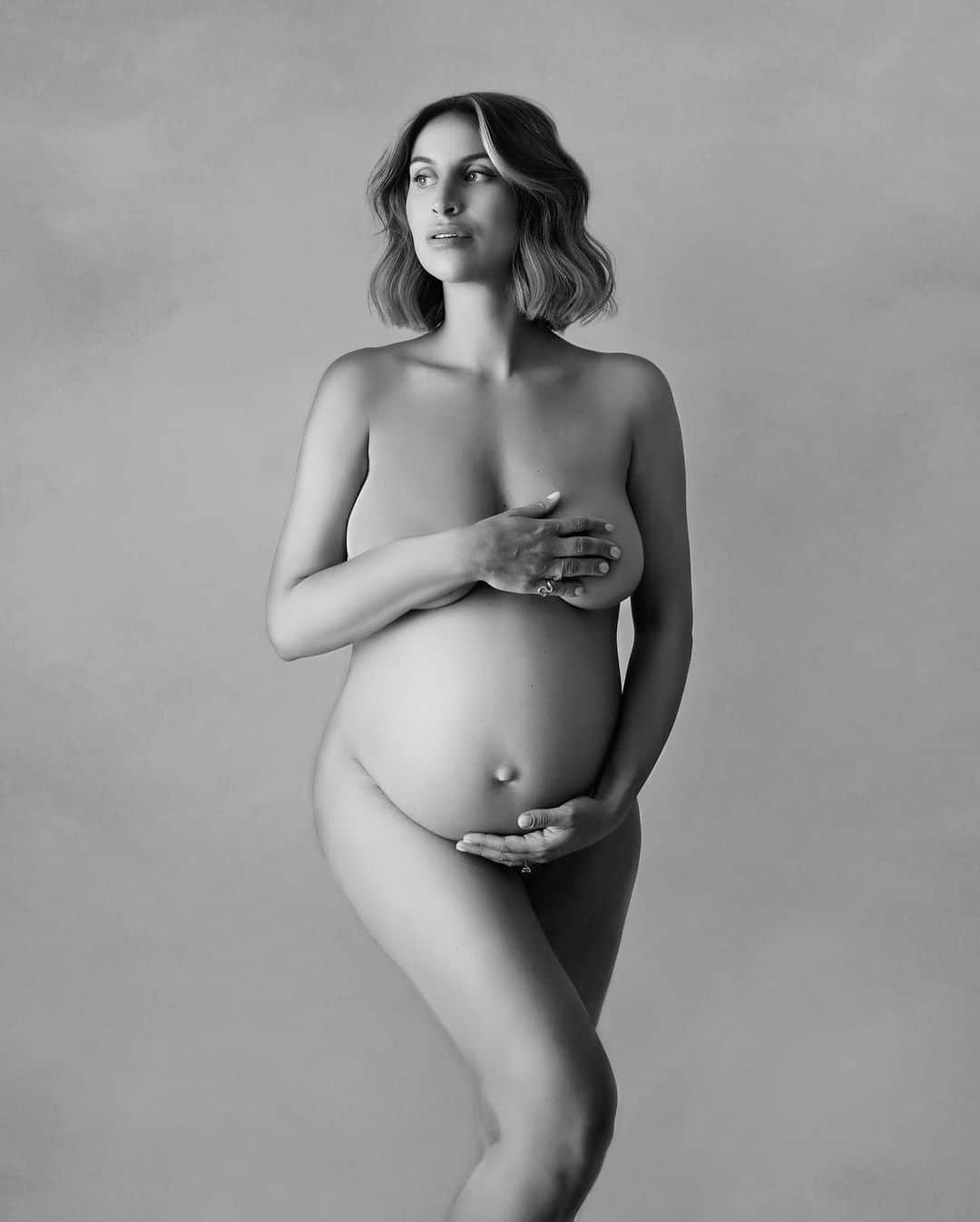 ファーン・マッキャンさんのインスタグラム写真 - (ファーン・マッキャンInstagram)「There’s nothing more beautiful than the curves of a pregnant body (in my opinion).  Here’s a little throw back to when I got completely starkers for a liberating , celebratory shoot with @jaysaundersphotography I was a little nervous but Jay was so encouraging and kind it made me ease into the shoot and feel comfortable. I’m so pleased I have these images forever. Little Finty in there & I didn’t even know whether baby was a boy or a girl. It still blows my mind🩷.  We filmed it & the exact moment is on last nights episode of My Family & Me. You can catch up via @itvxofficial   I wanted to take this moment to thank every single one of you who watched the birth ep. It’s an emotional one isn’t it. THANKYOU for tuning in always grateful. 🩷.  #pregnancy #pregnant #pregnancyshoot #realitytv」10月20日 1時19分 - fernemccann