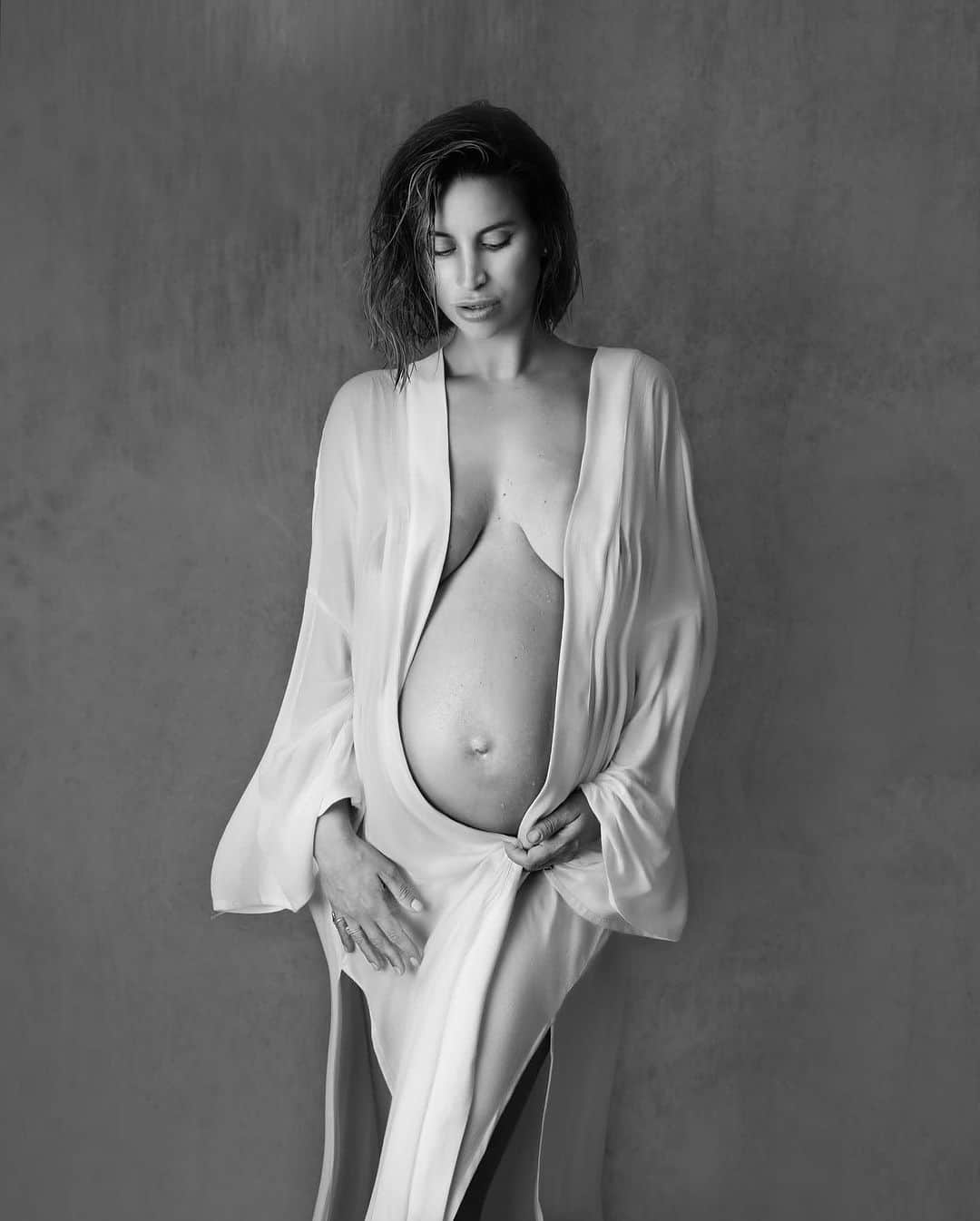 ファーン・マッキャンさんのインスタグラム写真 - (ファーン・マッキャンInstagram)「There’s nothing more beautiful than the curves of a pregnant body (in my opinion).  Here’s a little throw back to when I got completely starkers for a liberating , celebratory shoot with @jaysaundersphotography I was a little nervous but Jay was so encouraging and kind it made me ease into the shoot and feel comfortable. I’m so pleased I have these images forever. Little Finty in there & I didn’t even know whether baby was a boy or a girl. It still blows my mind🩷.  We filmed it & the exact moment is on last nights episode of My Family & Me. You can catch up via @itvxofficial   I wanted to take this moment to thank every single one of you who watched the birth ep. It’s an emotional one isn’t it. THANKYOU for tuning in always grateful. 🩷.  #pregnancy #pregnant #pregnancyshoot #realitytv」10月20日 1時19分 - fernemccann