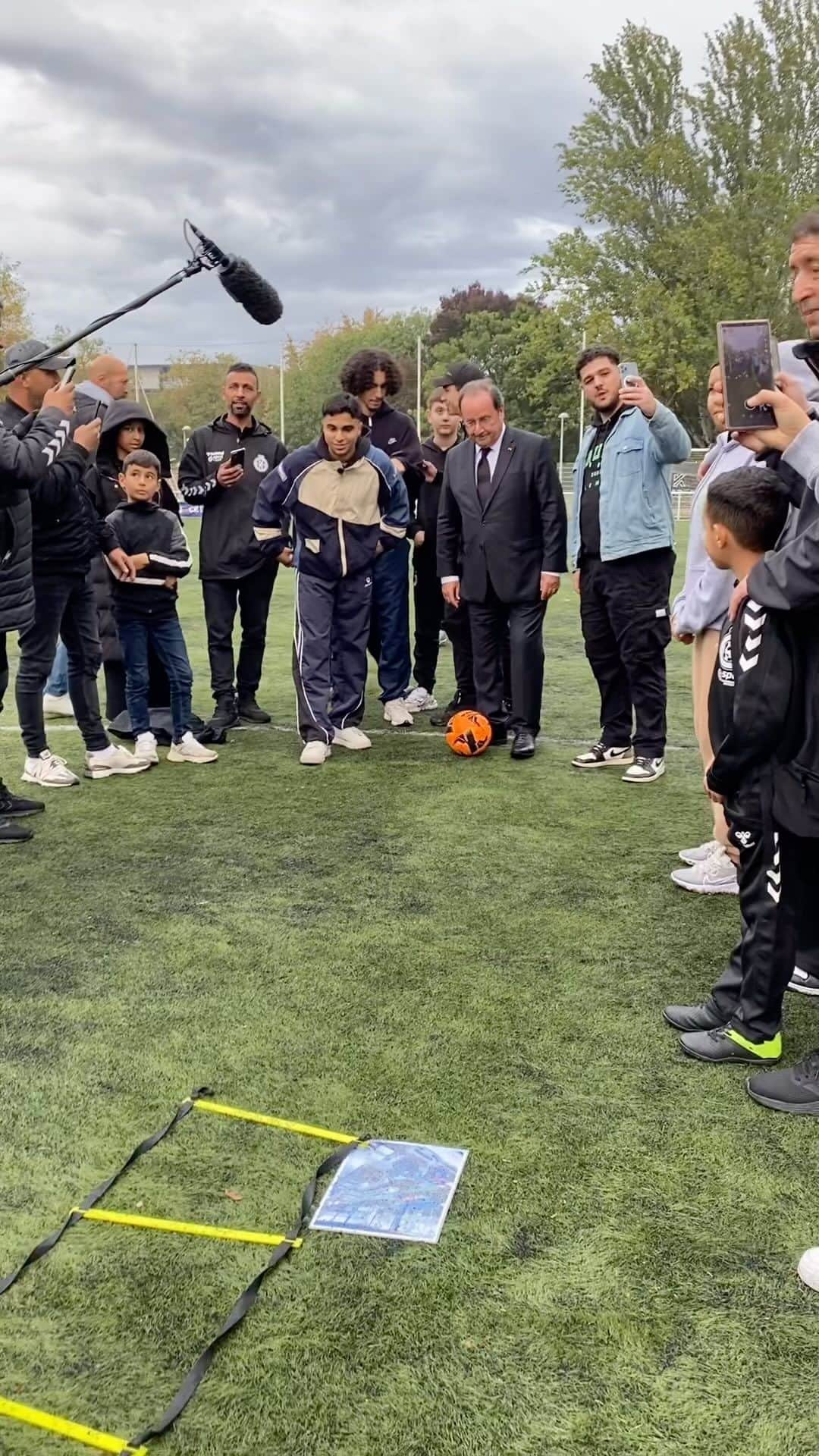 フランソワ・オランドのインスタグラム：「Faire du foot en défendant le climat avec @banlieues_climat à Strasbourg !」