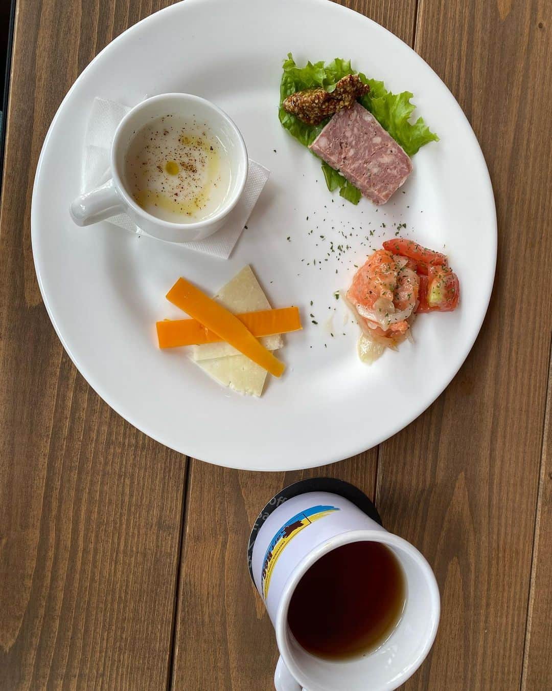 とくひされなさんのインスタグラム写真 - (とくひされなInstagram)「下北沢に用事があって… お昼何食べようかな〜と思った時に ふと思い出した #ReG の上の #artregcafe へ☕️  ソロで一度出させて頂いた際、 MCであのハンバーガー食べたいって言ったのが叶いました🍔  ほいで冗談抜きにめちゃ美味しくて これは下北沢に来たらリピートしてしまいそうやな〜と…！  私はランチで伺って、 下北バーガーに前菜をつけました！  多分だけどチーズがミモレット？とゴルゴンゾーラじゃなかったかと？とにかく濃いブルー系！ ドストライク🧀  で、なんだかわからない冷製スープが美味しすぎました！👏笑  みんなもぜひ〜〜っ！ #下北沢ReG カフェライブって出来ませんか？☜」10月20日 1時22分 - renatokuhisa