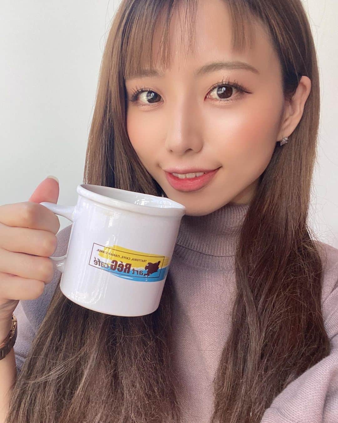 とくひされなさんのインスタグラム写真 - (とくひされなInstagram)「下北沢に用事があって… お昼何食べようかな〜と思った時に ふと思い出した #ReG の上の #artregcafe へ☕️  ソロで一度出させて頂いた際、 MCであのハンバーガー食べたいって言ったのが叶いました🍔  ほいで冗談抜きにめちゃ美味しくて これは下北沢に来たらリピートしてしまいそうやな〜と…！  私はランチで伺って、 下北バーガーに前菜をつけました！  多分だけどチーズがミモレット？とゴルゴンゾーラじゃなかったかと？とにかく濃いブルー系！ ドストライク🧀  で、なんだかわからない冷製スープが美味しすぎました！👏笑  みんなもぜひ〜〜っ！ #下北沢ReG カフェライブって出来ませんか？☜」10月20日 1時22分 - renatokuhisa