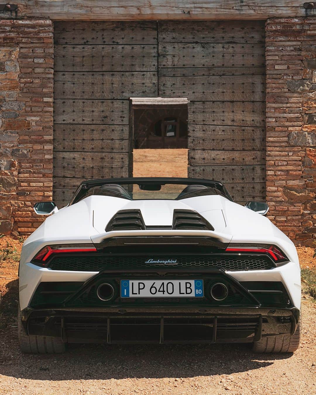 ランボルギーニさんのインスタグラム写真 - (ランボルギーニInstagram)「Huracán EVO Spyder with its 640 CV is the rear wheel intense driving pleasure you were looking for.   #Lamborghini #HuracanEVO #EveryDayAmplified __ Huracán EVO Spyder: fuel consumption combined 14.2 l/100km; CO2-emissions combined 338 g/km (WLTP EU27)」10月20日 1時24分 - lamborghini