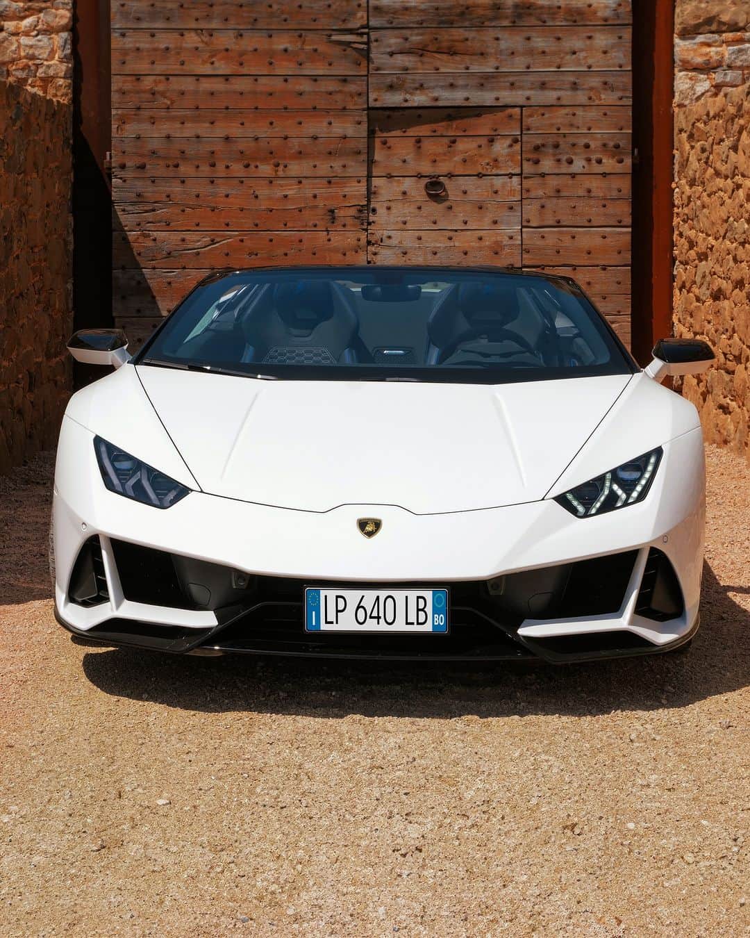 ランボルギーニのインスタグラム：「Huracán EVO Spyder with its 640 CV is the rear wheel intense driving pleasure you were looking for.   #Lamborghini #HuracanEVO #EveryDayAmplified __ Huracán EVO Spyder: fuel consumption combined 14.2 l/100km; CO2-emissions combined 338 g/km (WLTP EU27)」