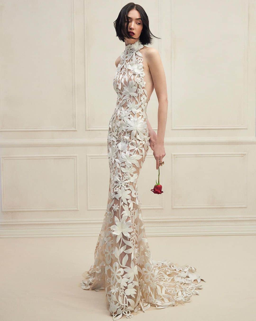 オスカーデラレンタのインスタグラム：「Beauty and the bride. The backless halter gown with hand-embroidered geometric floral thread work gently skims the figure. #odlrbridal」