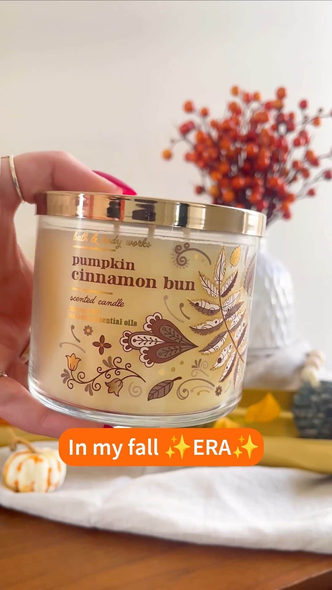 Bath & Body Worksのインスタグラム：「‘Tis the season to choose your era! Are you stepping into 🍂 Fall vibes or 🎄Holiday vibes? Drop an emoji and let us know! ⤵」