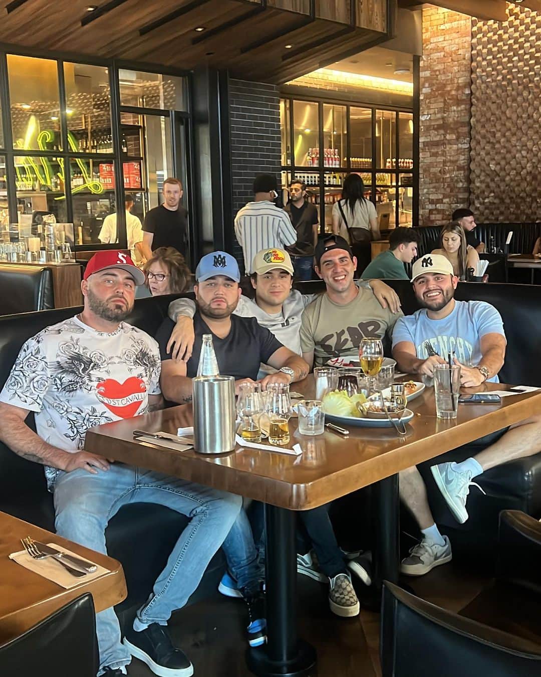 ケビン・オーティズさんのインスタグラム写真 - (ケビン・オーティズInstagram)「unas fotitos de ayer en el cumple de mi carnal @anthonyortizz1 denle amor plebes al ultimo en el video es un descontrol todos cantando 😂🤷🏻‍♂️🤦🏻‍♂️」10月20日 1時26分 - kevinortizoficial