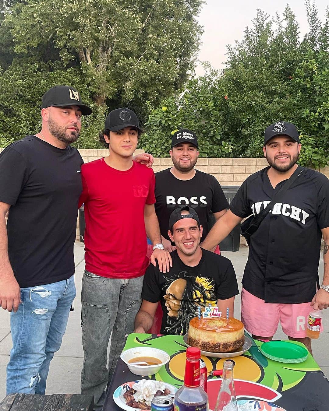 ケビン・オーティズさんのインスタグラム写真 - (ケビン・オーティズInstagram)「unas fotitos de ayer en el cumple de mi carnal @anthonyortizz1 denle amor plebes al ultimo en el video es un descontrol todos cantando 😂🤷🏻‍♂️🤦🏻‍♂️」10月20日 1時26分 - kevinortizoficial