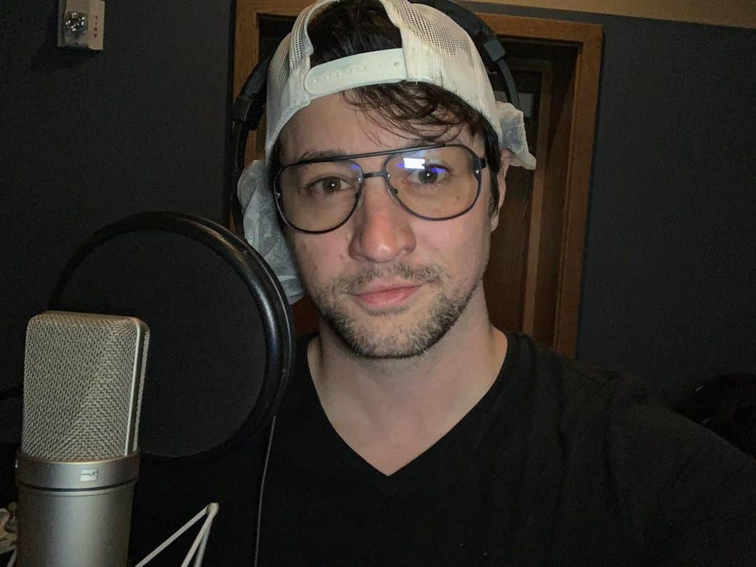 カート・メガのインスタグラム：「Back in the voiceover booth at my fave studio!」