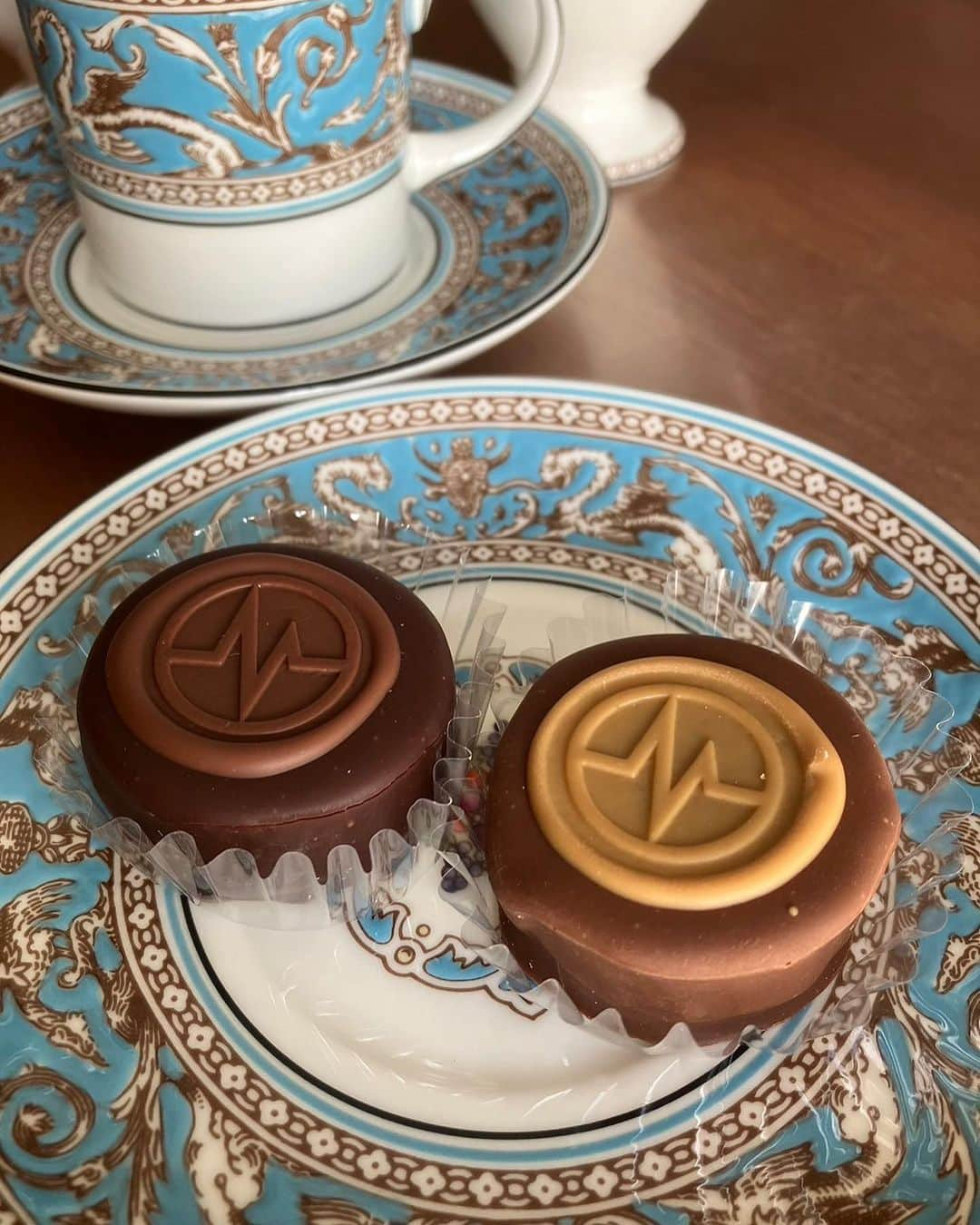 竹岡圭のインスタグラム：「MICHALAK（ミシャラク）のクーニー😆チョコというよりケーキの満足感🫶 フレーバーもシリーズでいろいろ💞並べると宝石箱みたいで可愛い😍  #MICHALAK #ミシャラク #ユーハイム #やっぱりユーハイム #推しはユーハイムクランツ」