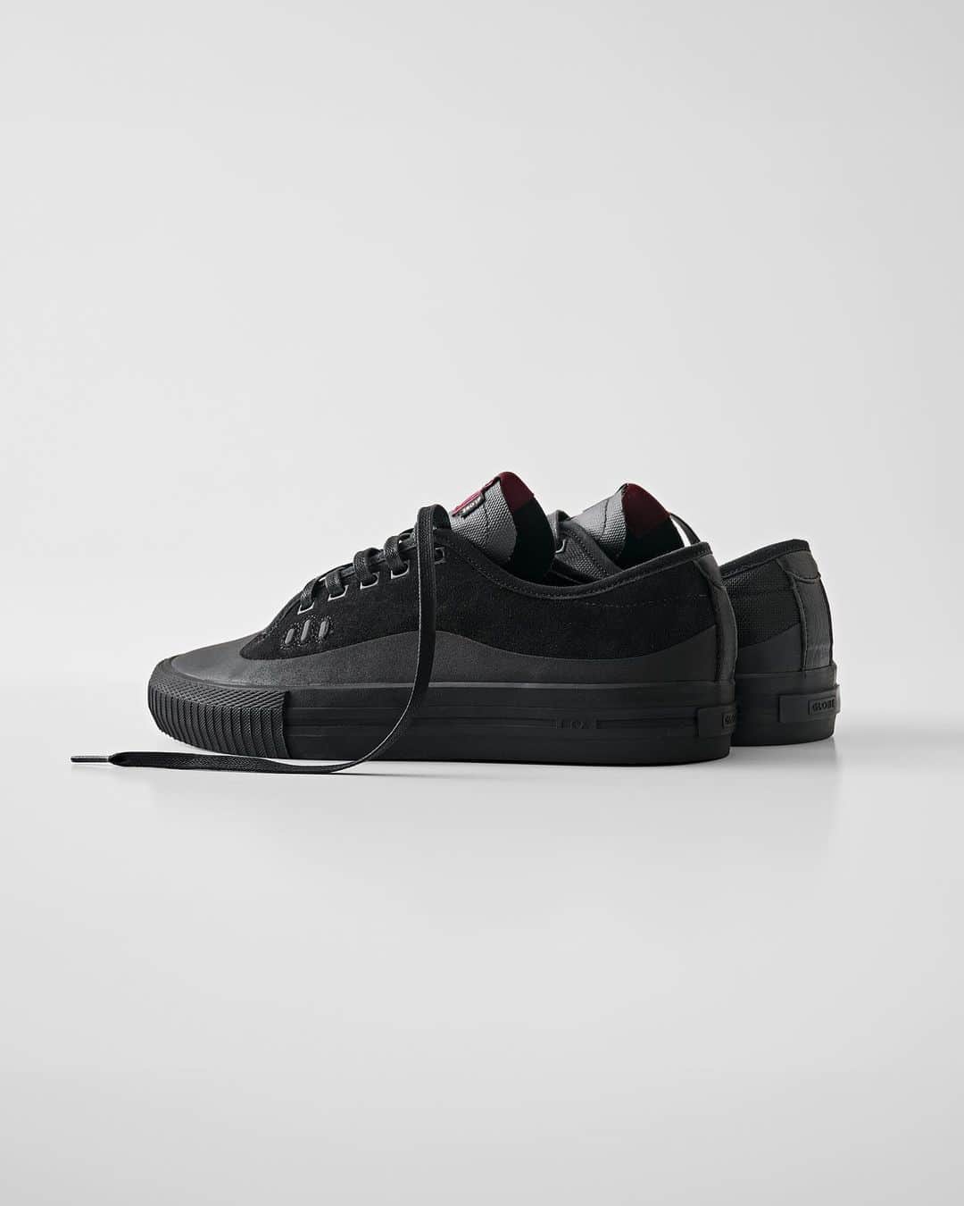 オースティン・ジレットのインスタグラム：「A black suede colorway of my shoe is now available over at @globebrand_skateboarding .com & select retailers. If you haven’t tried, I’d say ask your local shop to order some👀」