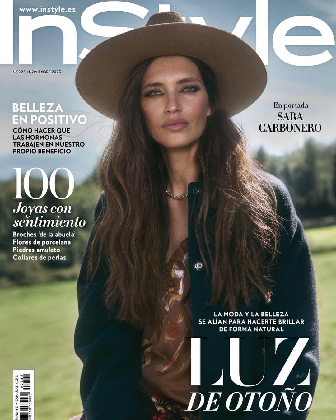 サラ・カルボネロのインスタグラム：「Tenía muchas ganas de compartir esto.  ✨✨✨  Gracias a todo el equipo de @instylespain @martaflorest @francescarinciari @amandalagov @somos_mill por la confianza, el cuidado, las risas, los silencios y la complicidad.  Por ese día de otoño sereno donde nos cegaba la luz.   Gracias @falconeriofficial @evasiesto , por seguir inventando juntas.   Gracias querido  @xavigordo por dejarte liar después de tanto tiempo y que pareciese que fuera ayer.  Gracias enormes  @marianamaglio  @pietrofrizzi  @carlotadonat  @mateo.makeup  @valle_es_valle_  @kre8helen  @bteamcomunicacion  @lauraliz_lauraliz  @paulasantorcuato  @pilucavalverde  @lucerohurtadonails (qué ganas tenia de verte)  por ponerle tantas ganas a cada detalle y por cuidarme.    Y gracias a toda la familia de @centrohipico_losciruelos por las clases de equitación terapéuticas y la paciencia. 🐎 🫶🏻  #luzparatodos #cosasbonitas #covergirl #slowlife #equipazo」