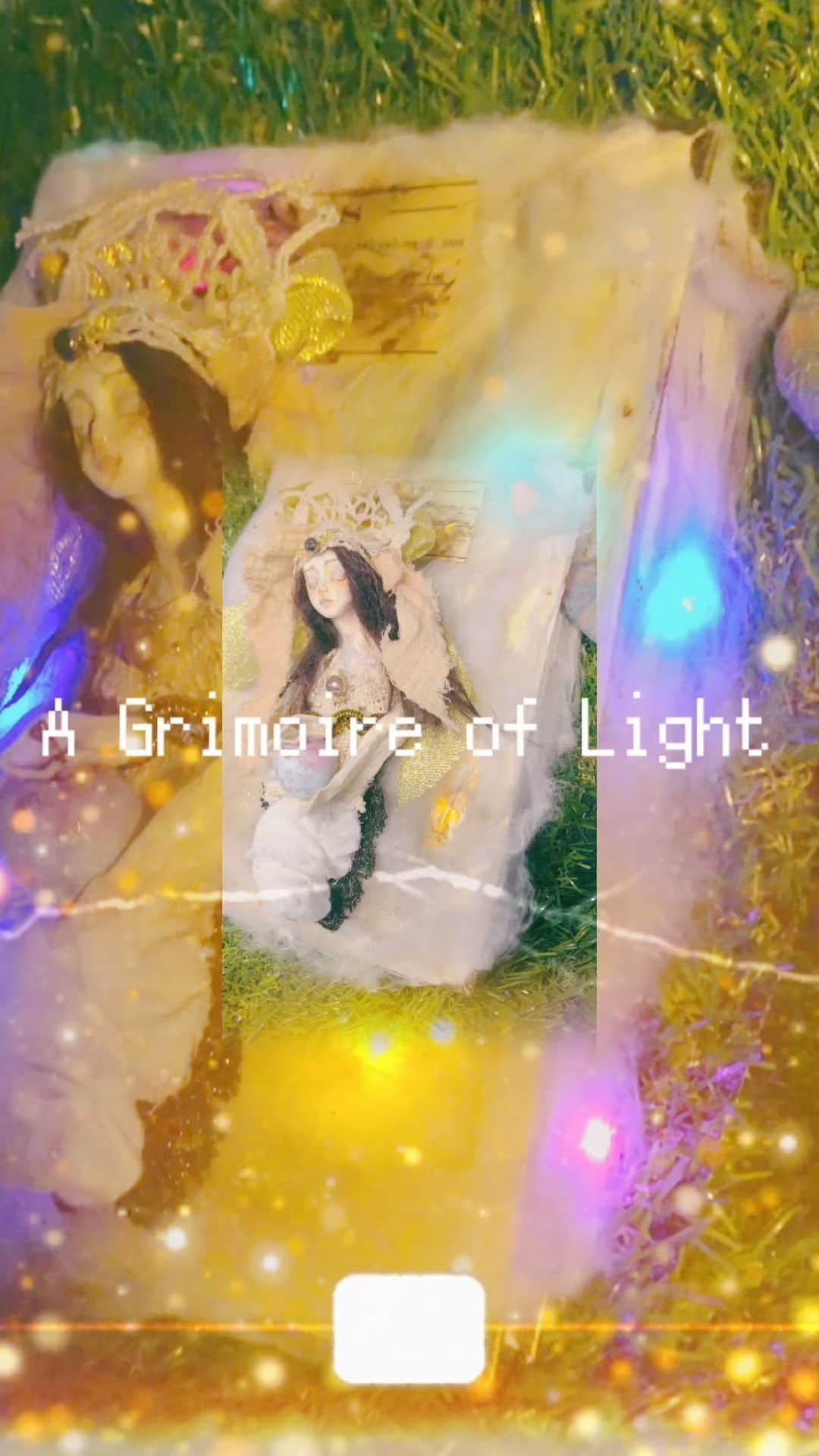 時川りおのインスタグラム：「"A Grimoire of Light"  I made a grimoire of light (with a doll). When you use magick, this book shines brightly.  I will show it  in my performance tomorrow 🌕 See you at Camelot Shibuya🎃.  「光る魔導書(人形付き)」  人形付きの魔導書を作りました。呪文を詠唱すると光ります。(詠唱しなくても光ります)  人形は取り外し可能。樹脂製で軽く丈夫ながらアンティーク布と油彩塗装でそれなりに雰囲気があります。  明日のティプシーでパフォーマンス中に詠唱(？)します🌕🪄 キャメロットで会いましょう🎃   #ハロウィン #ゴシック  #人形作家  #doll  #gothicstyle  #halloween2023  #dollclothes #fantasyart 　#originaldoll #人形　#ファンタジー　#ゲーム好き　#dollart #magick」