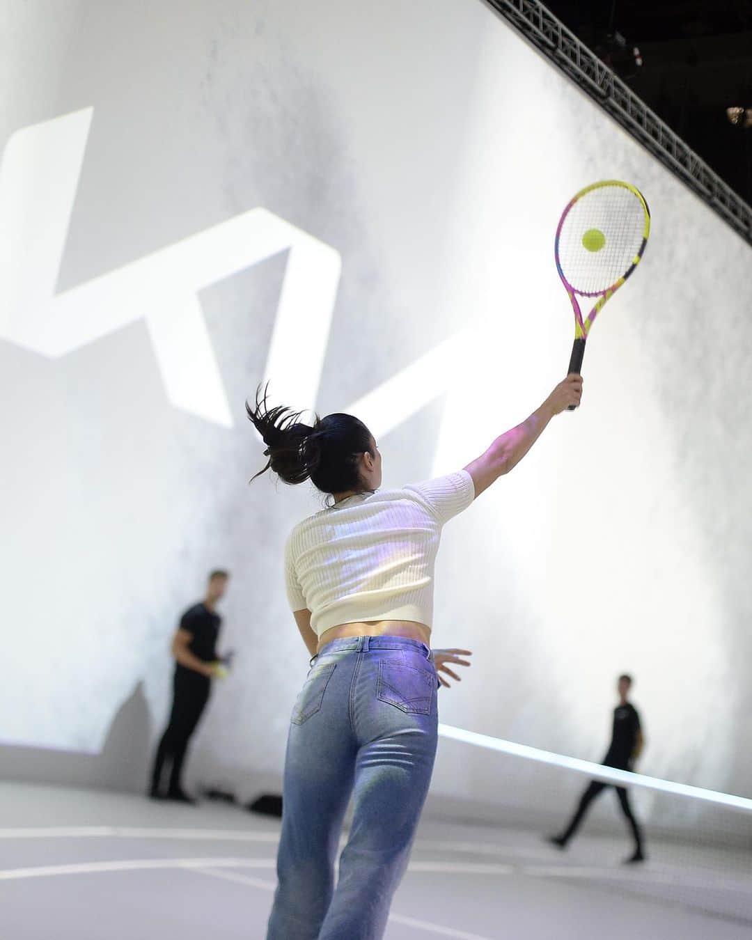 アリゼ・リムさんのインスタグラム写真 - (アリゼ・リムInstagram)「About yesterday in Madrid !  - thought of the best way to steal the key of the new EV9 ✨🧐  - played tennis in jeans on a shape changing virtual tennis court 🤭 - … and as an unconditional tennis fan : absolutely loved seeing Rafa back with his racket in hand ☺️  @kia.worldwide   #Kia #MovementThatInspires #KiaEV9 #TheIcon #ad」10月20日 1時45分 - alizelim