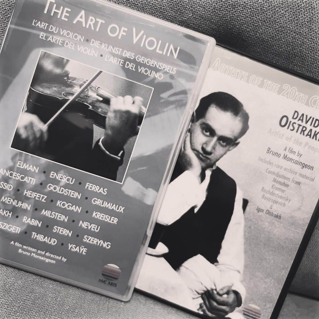 sayaのインスタグラム：「🐛💞🦋  "The Art of Violin"  どの演奏も涙が出るほど素晴らしかった。映像の中の貴婦人も泣いてた。  音はメニューイン(Yehudi Menuhin)のパガニーニのラカンパネラです。昨年、BLACKPINKのShut Downのテーマにこのフレーズが出てきたね💁🏼‍♀️ちなみにこの前の左手pizz.もパガニーニの曲💁🏼‍♀️  メニューインは戦時中に500回以上慰問演奏に行ったりもした人ですが、この演奏は1930年の14歳のとき。すごいね。私はこの録音がとても好きです。  みんなの耳の幸せを祈って😴 おやすみなさい😴  saya」